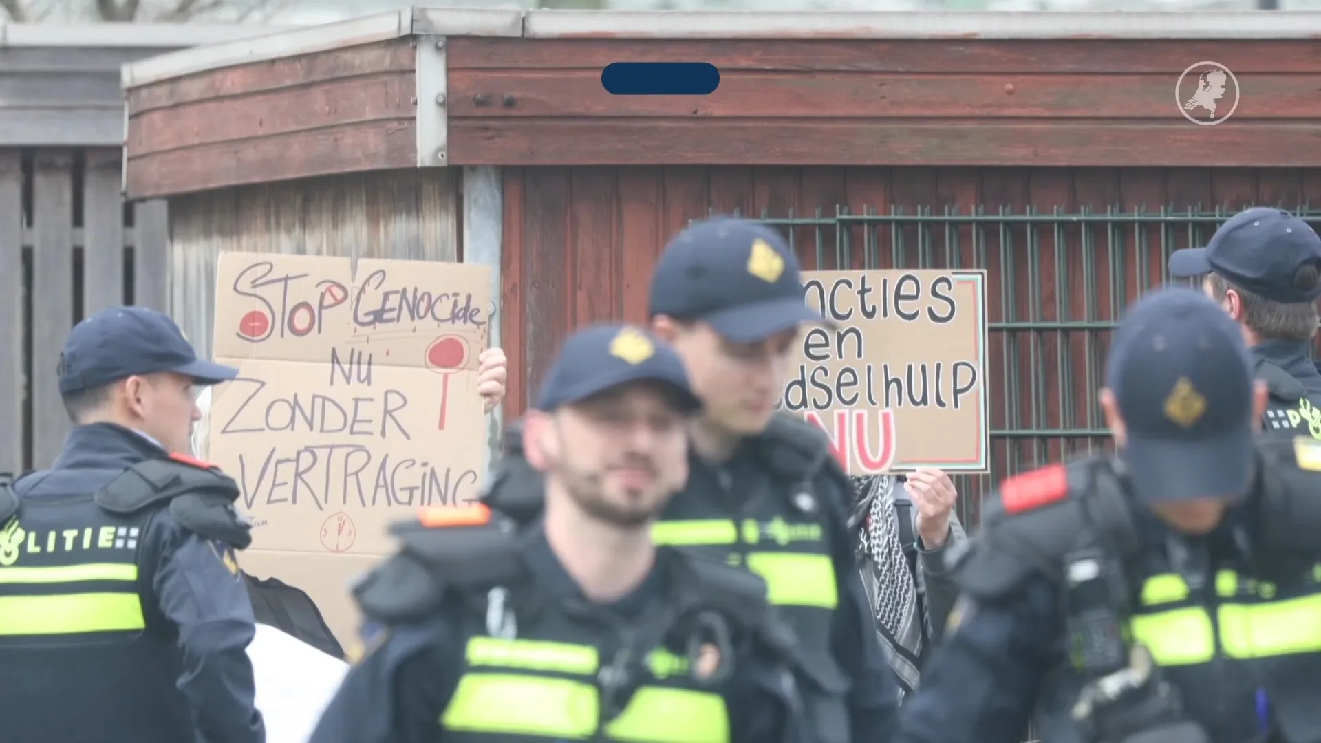 Pro-Palestijnse activisten leggen tijdelijk treinverkeer plat bij Den Haag Centraal