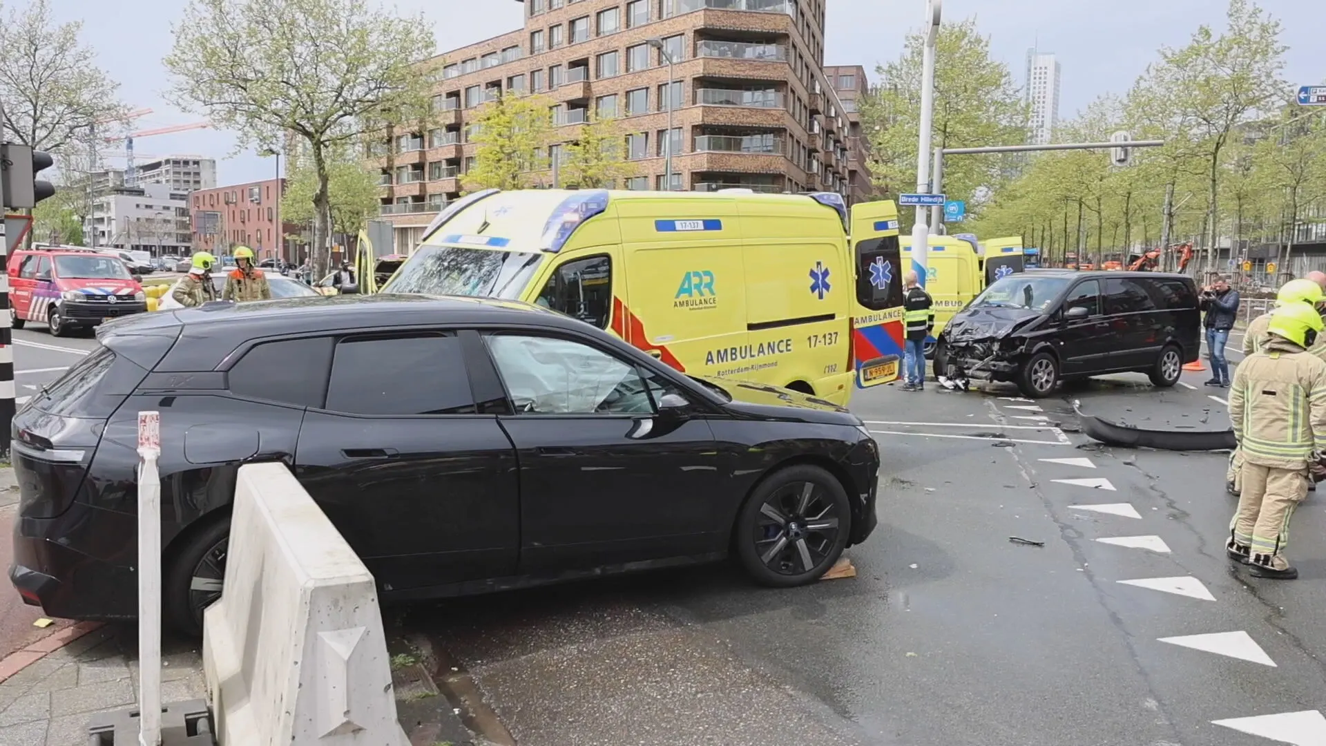 Ambulance met patiënt erin botst met twee auto's in Rotterdam