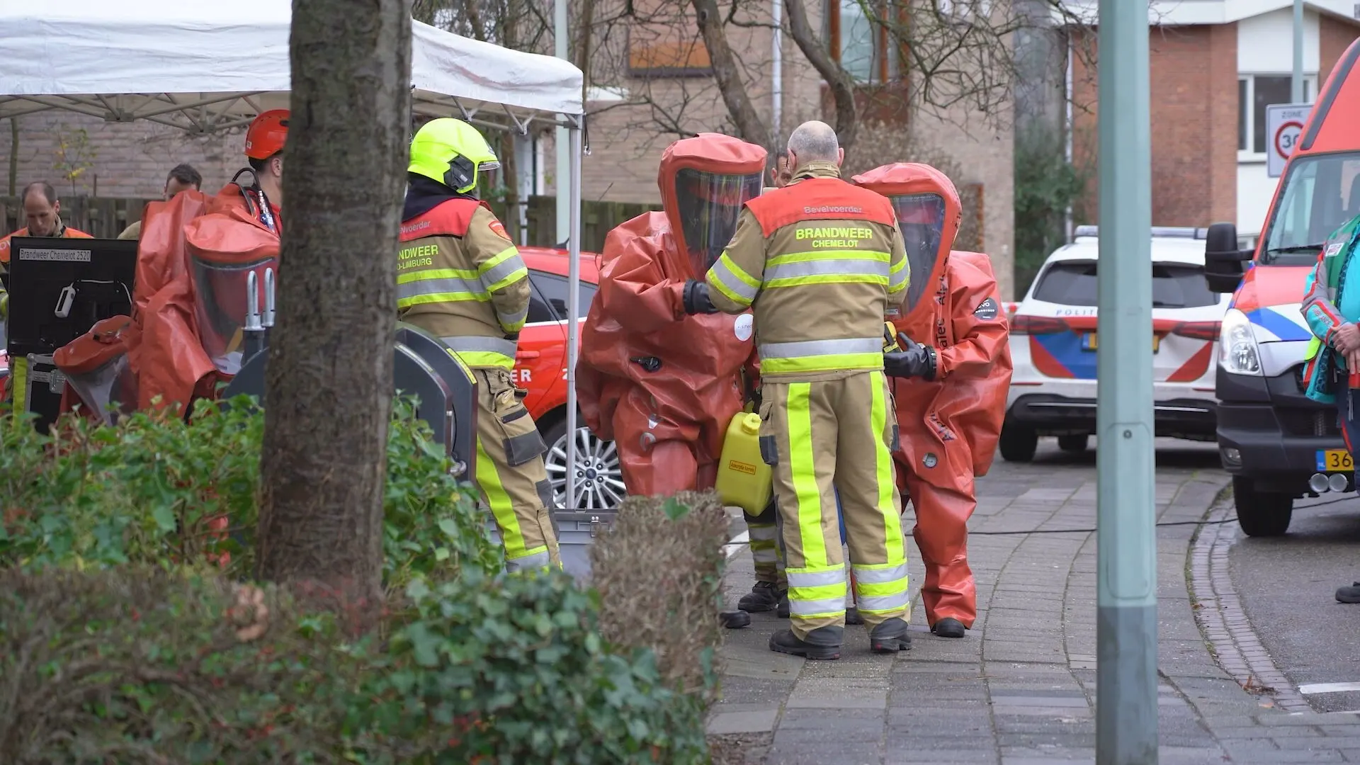 Nabestaanden vinden flesje met verdachte stof in woning Brunssum, vijf huizen ontruimd
