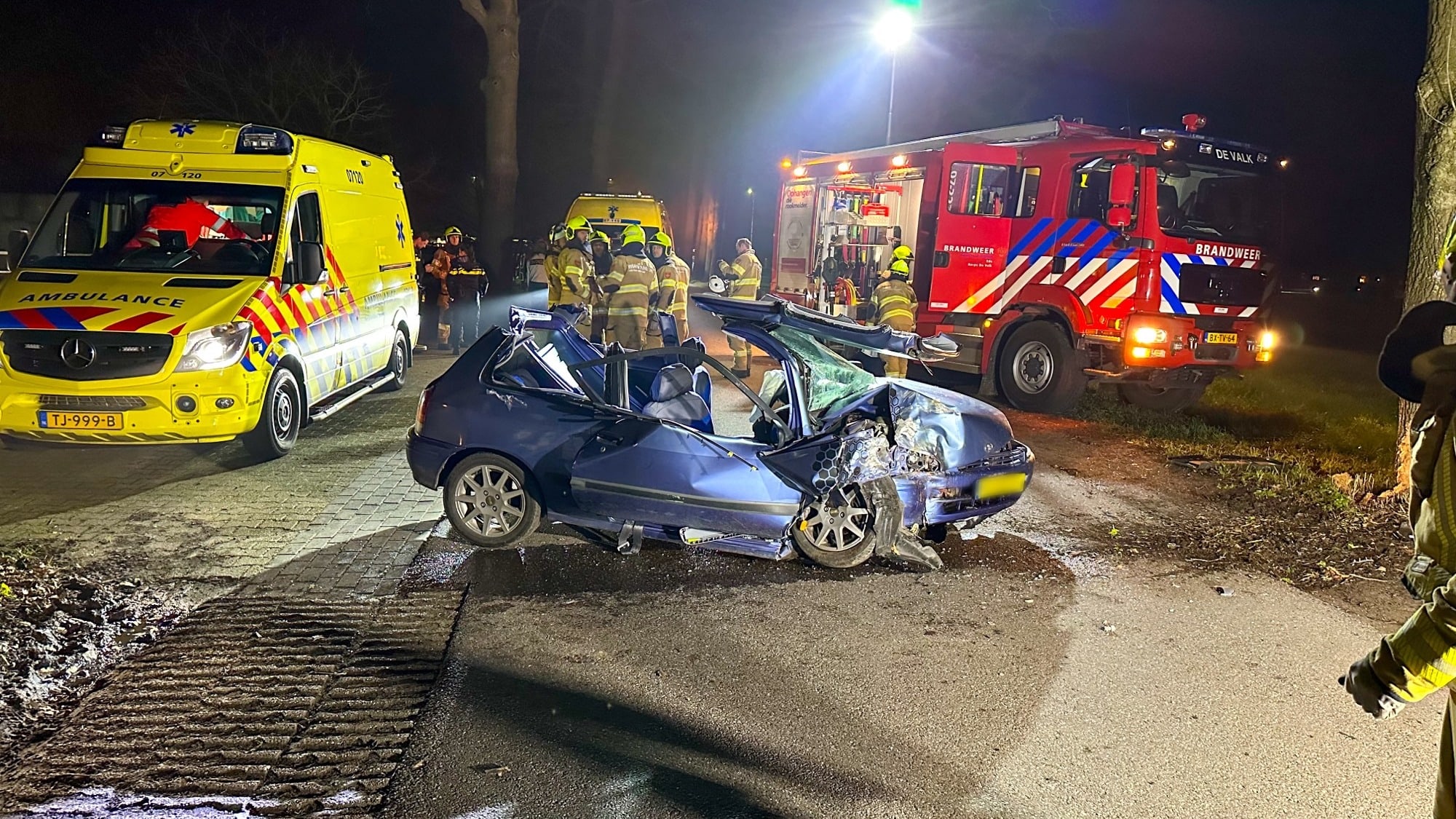 Vier jonge mannen gewond nadat auto op boom botst in Barneveld