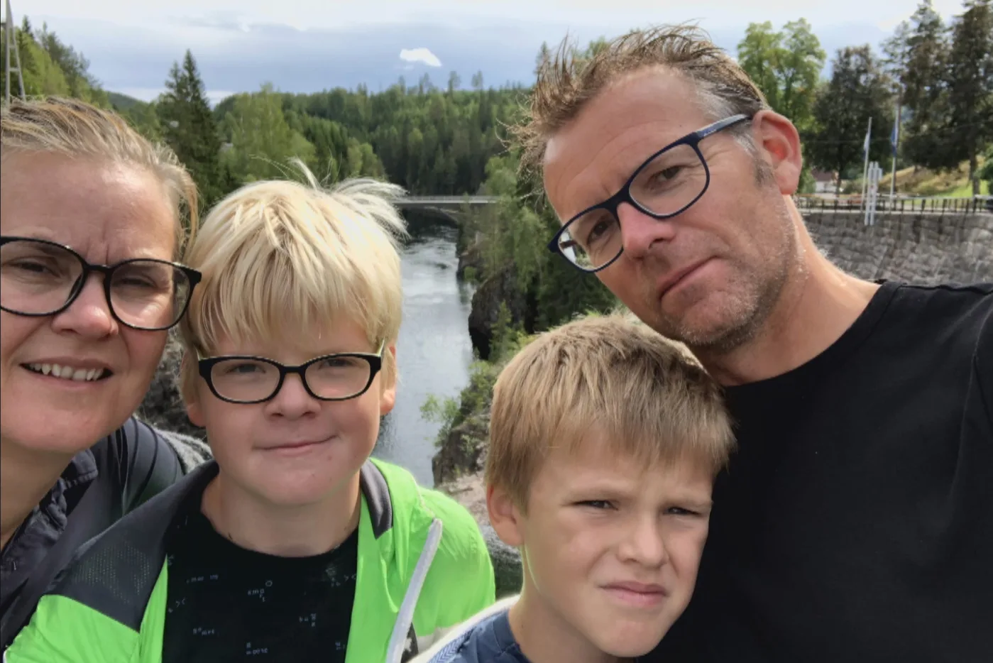 Prachtig: Ole (10) en Skip (12) rennen marathon van Egmond en eren overleden moeder