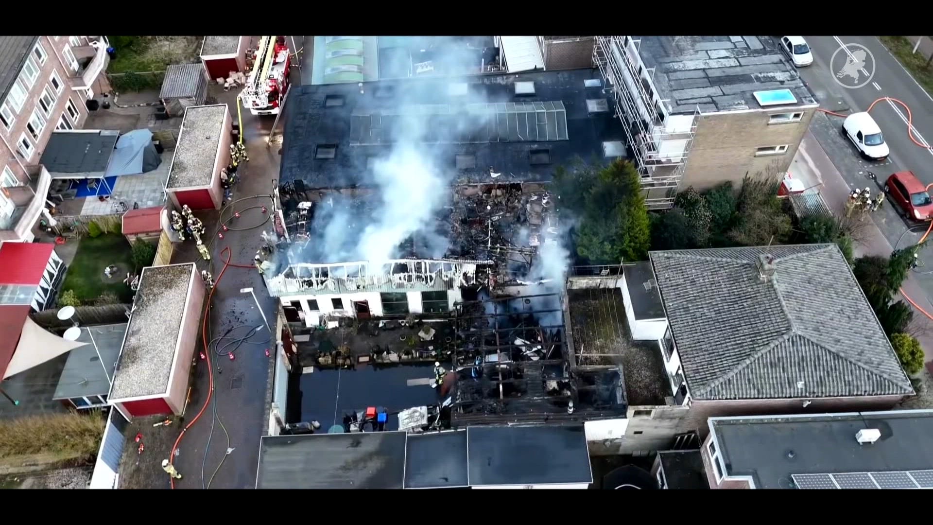Grote brand in Utrechtse loods, enkele woningen ontruimd