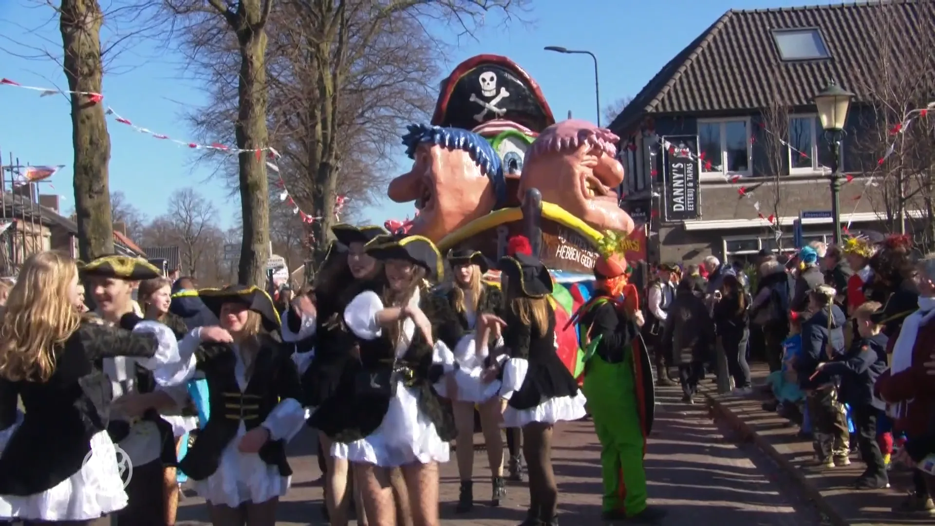 Koppig dorp organiseert wél carnavalsoptocht, uit heel Nederland komen mensen eropaf