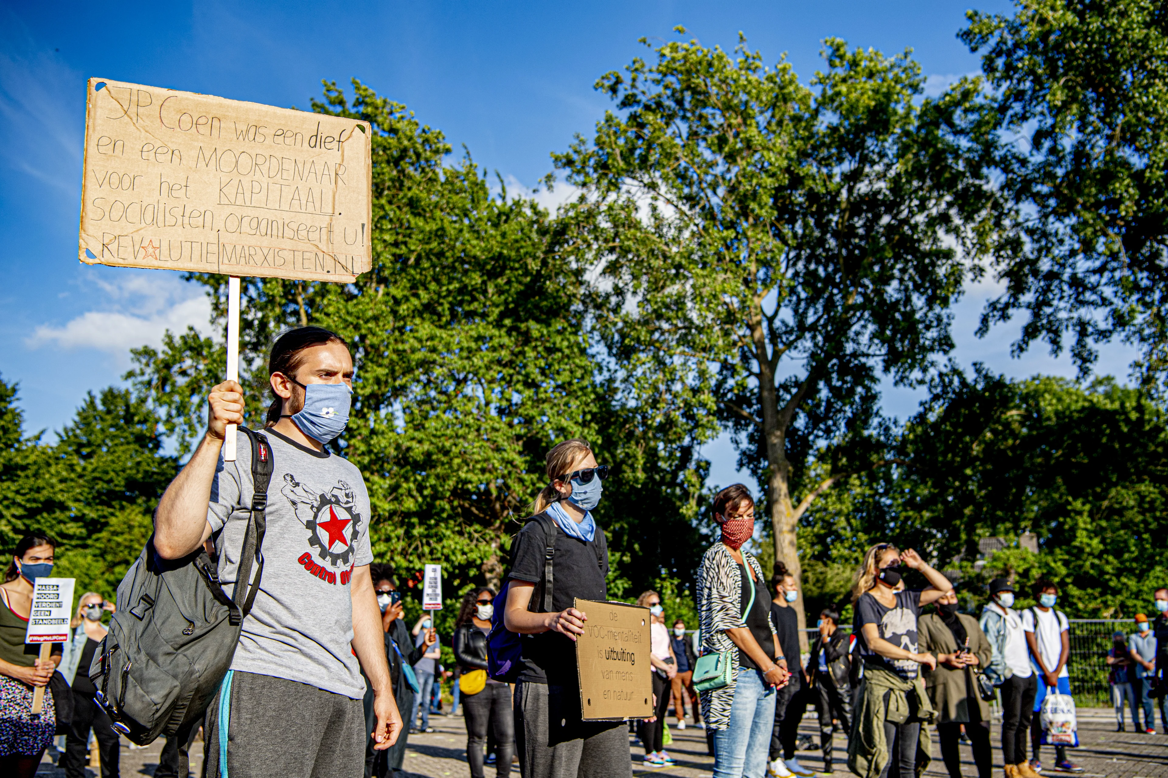 Betoging om standbeeld JP Coen afgebroken wegens ongeregeldheden