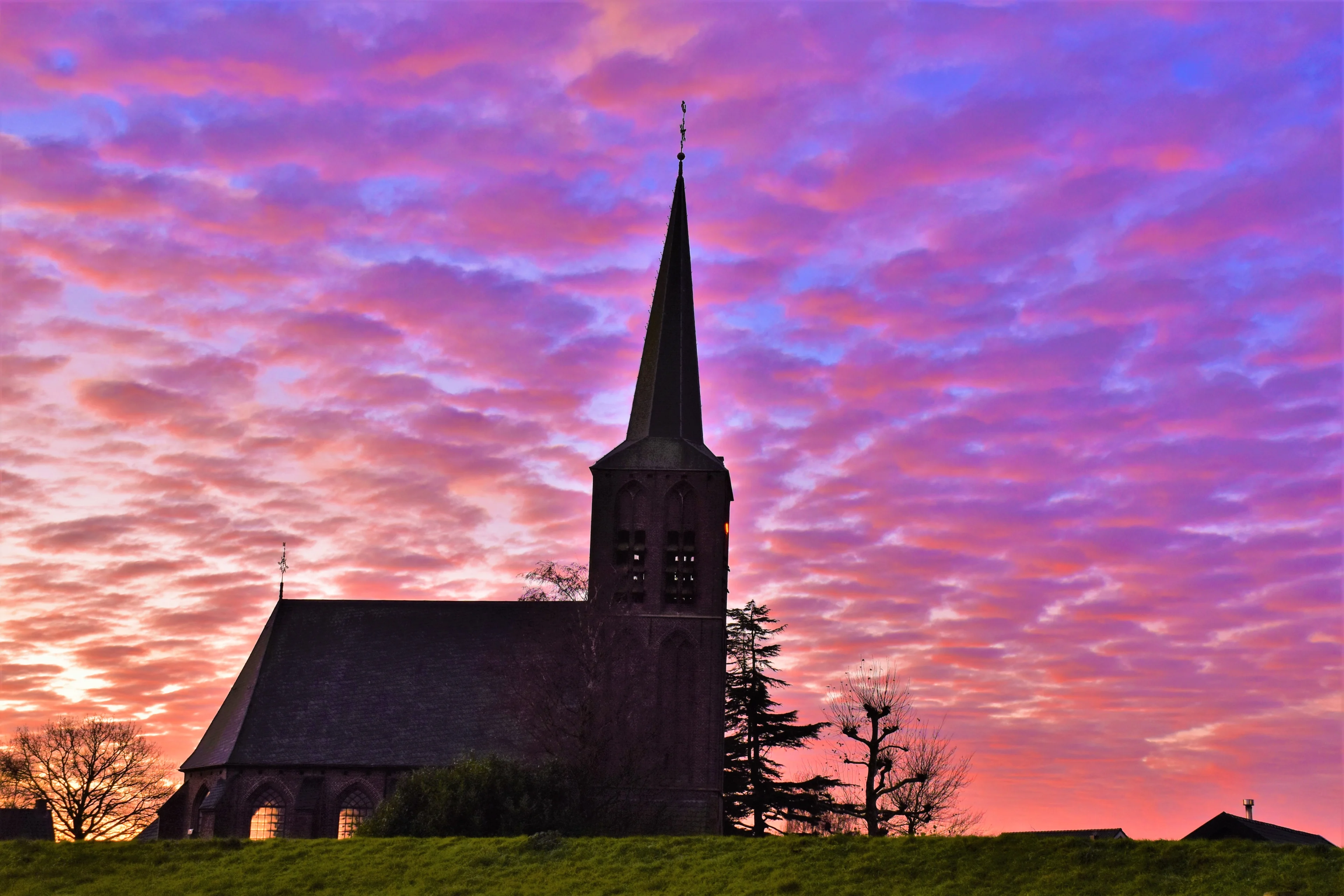 ZIEN: Lucht barst los in felle kleuren bij spectaculaire zonsopgang