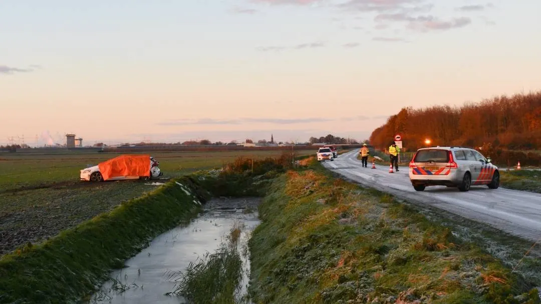 Auto belandt op kop in Zeeuwse sloot, 50-jarige vrouw overleden