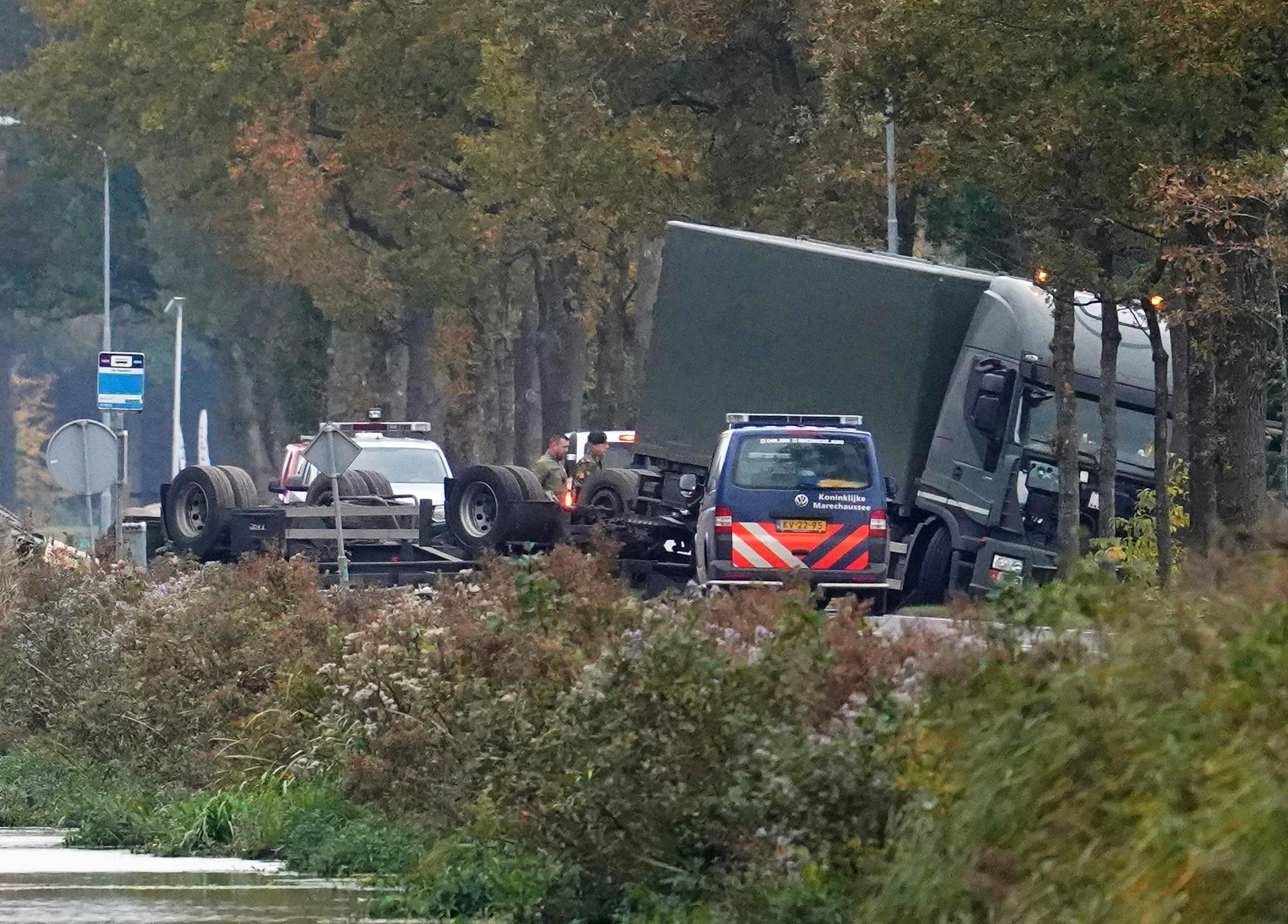 Explosiegevaar door gekantelde oplegger Defensie geweken, bewoners mogen terug naar huis