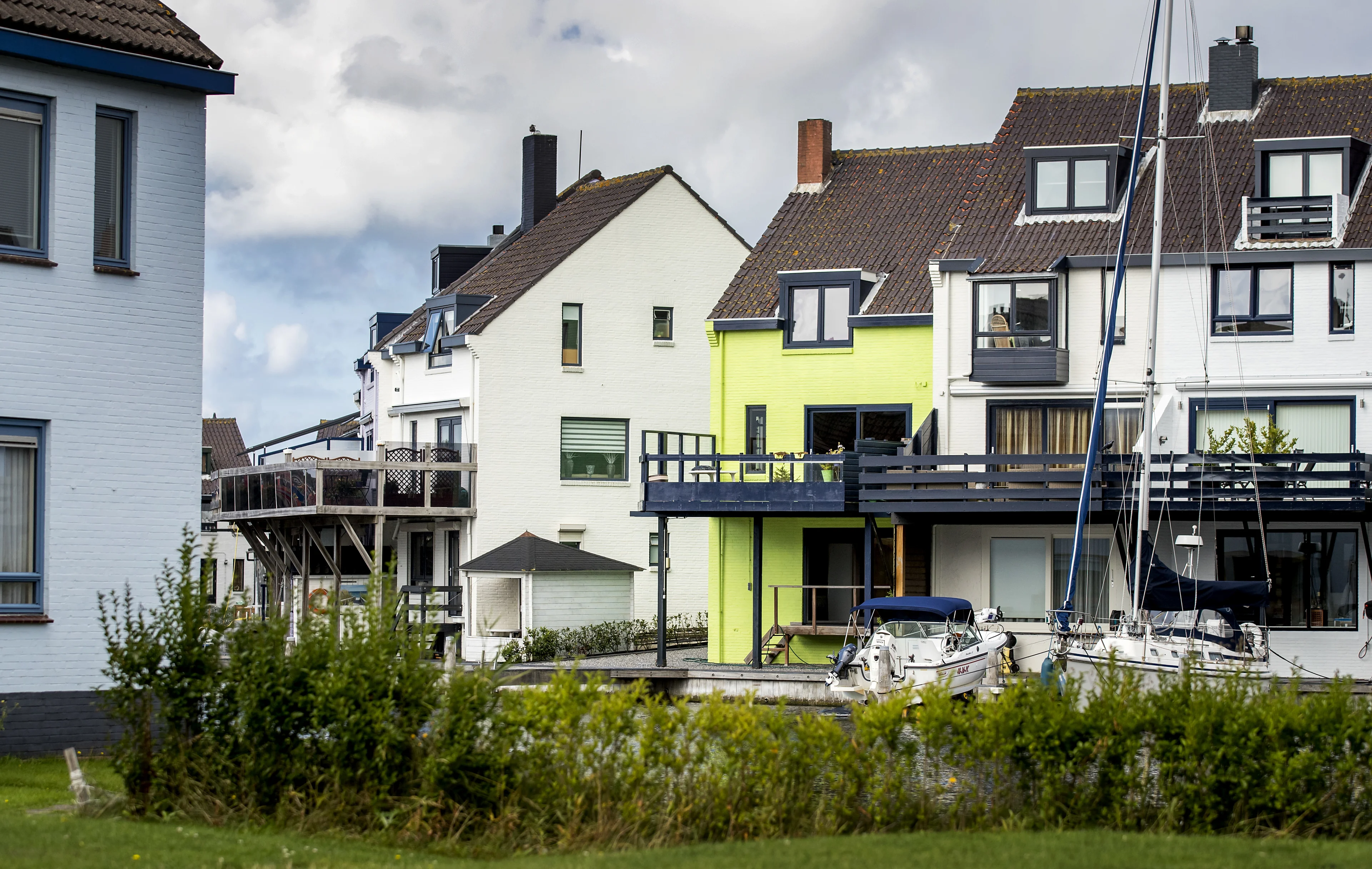 Ineke (83) moet definitief haar felgroene huis overschilderen: kleur is te fel en te afwijkend