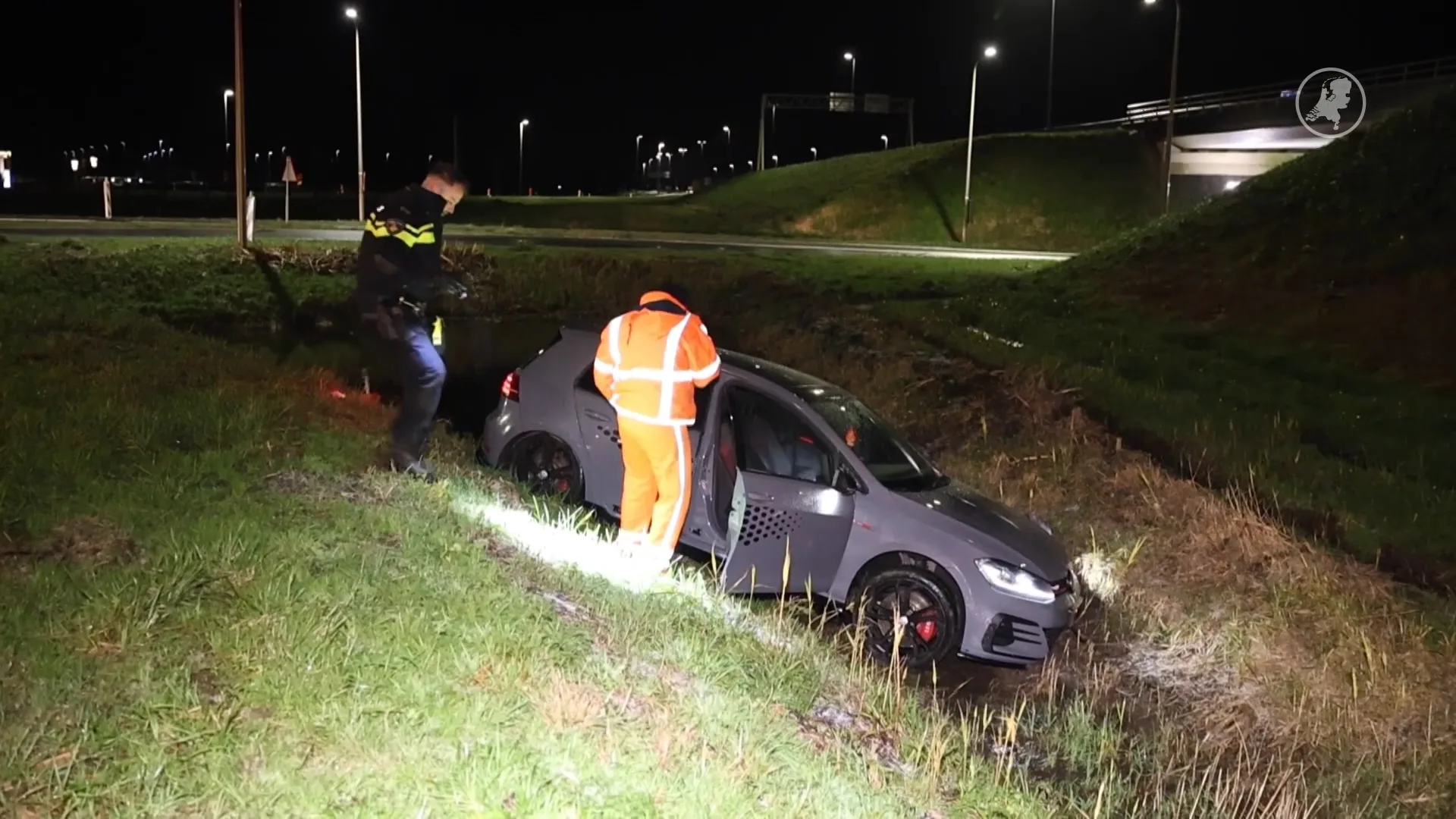 Spekgladde wegen zorgen voor ongelukken, auto vliegt uit bocht in Leeuwarden