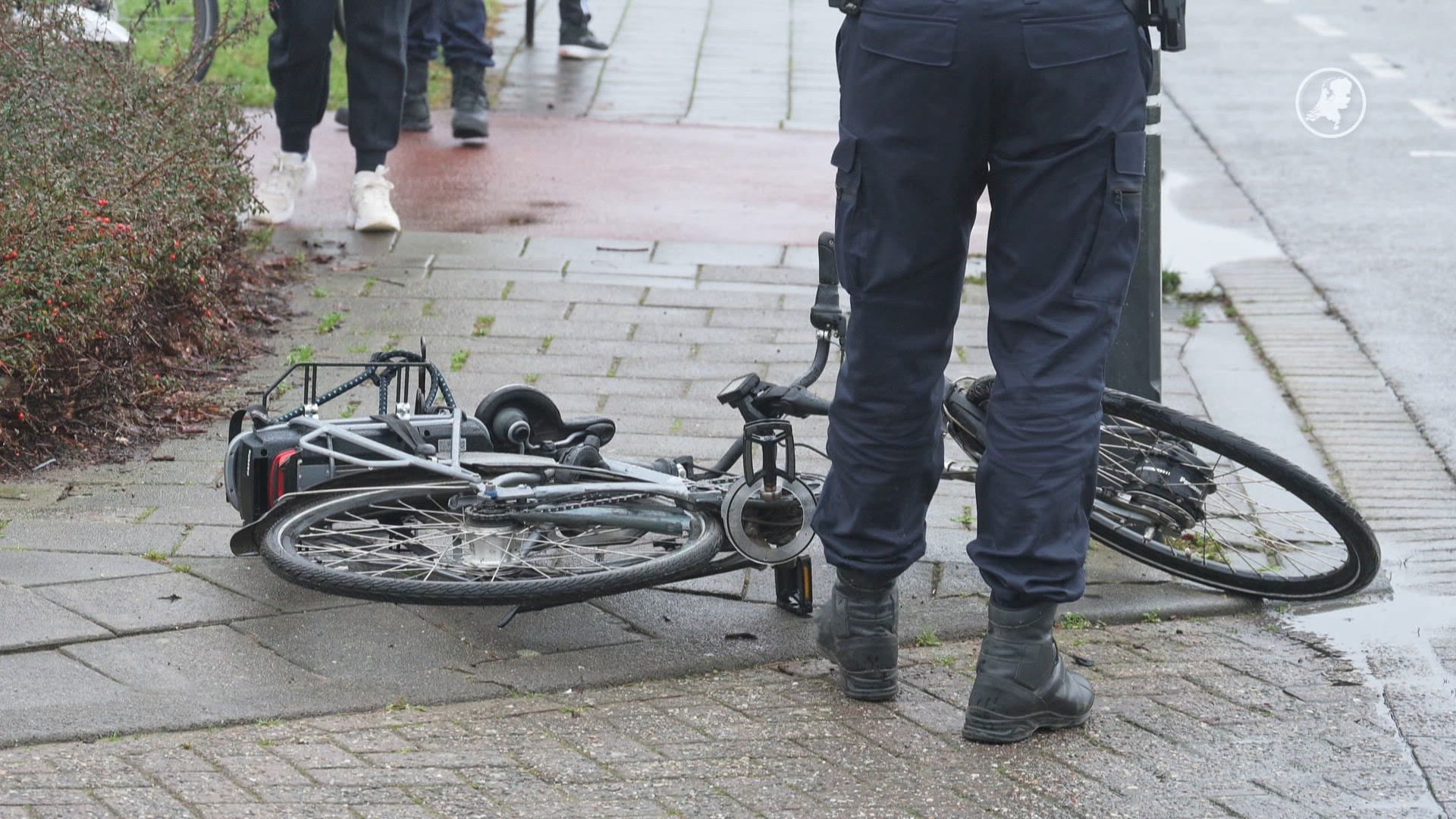 Twee fietsers aangereden door auto in Zevenbergen, één zwaargewond