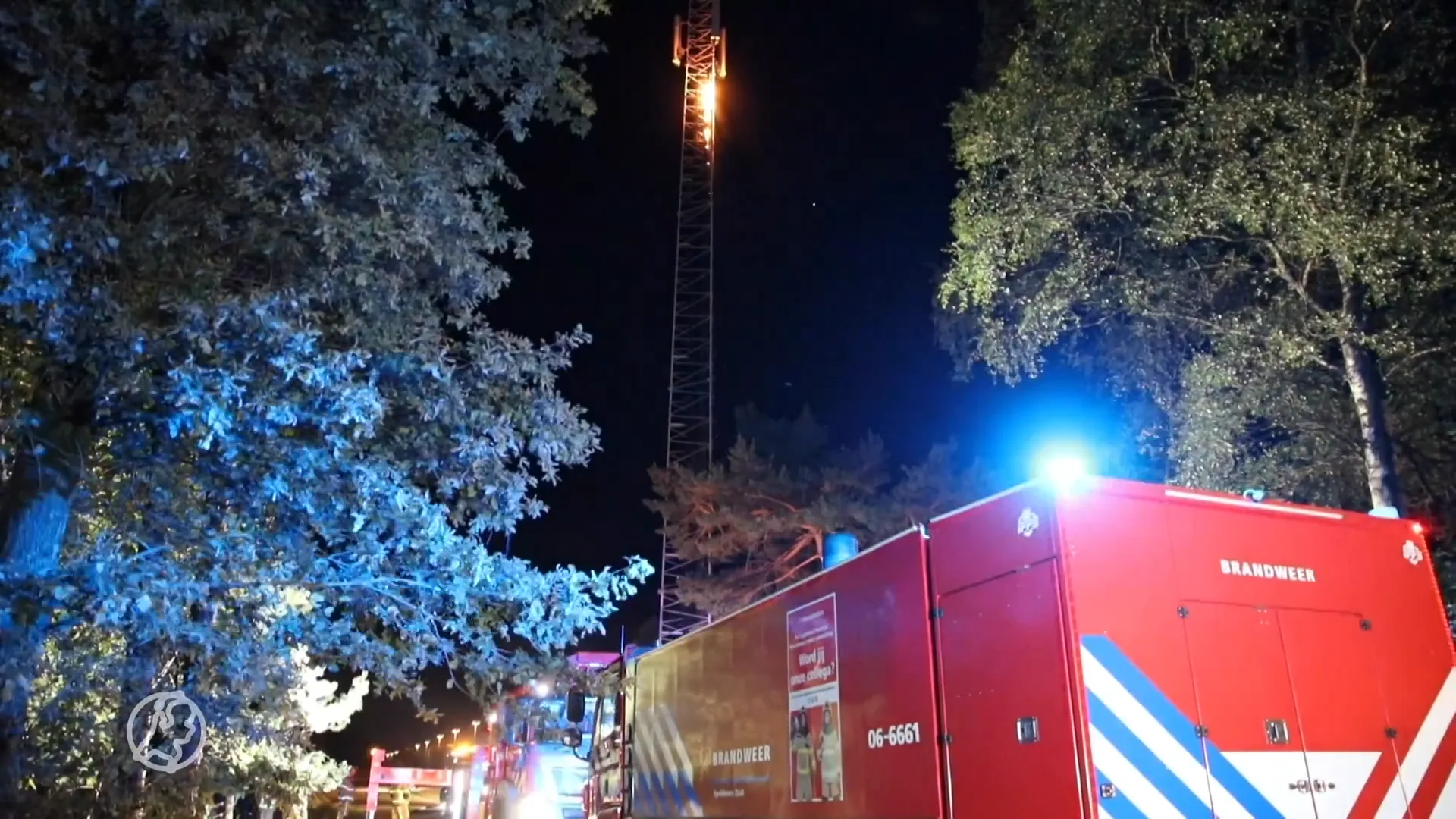 Zendmast opnieuw doelwit brandstichters: vlammen op 15 meter hoogte