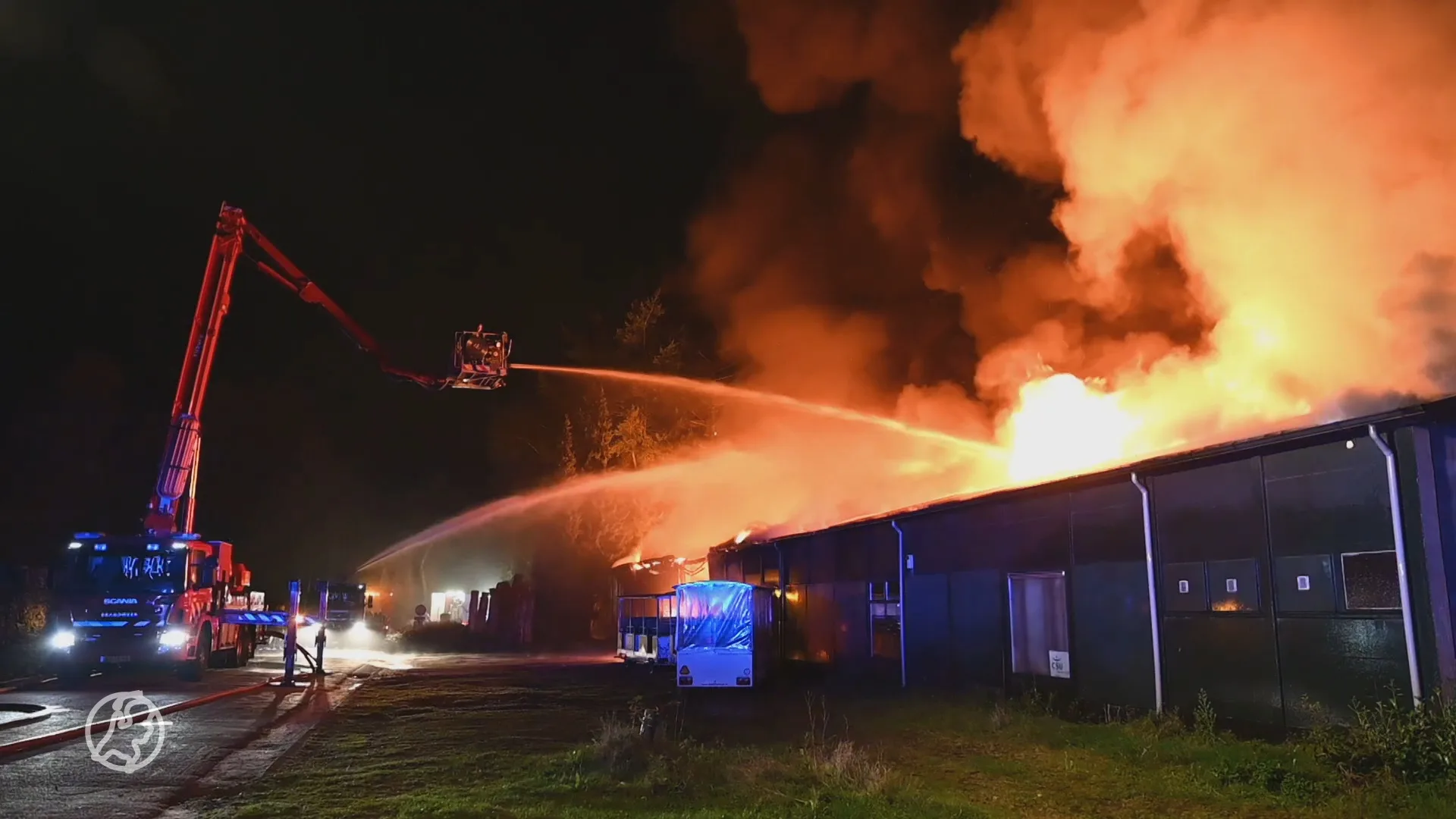 Flinke uitslaande brand bij loods Beekse Bergen