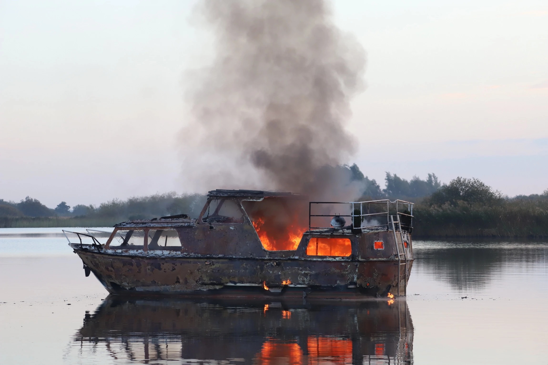 Boot in Leeuwarden gaat in vlammen op, blusboot hapert