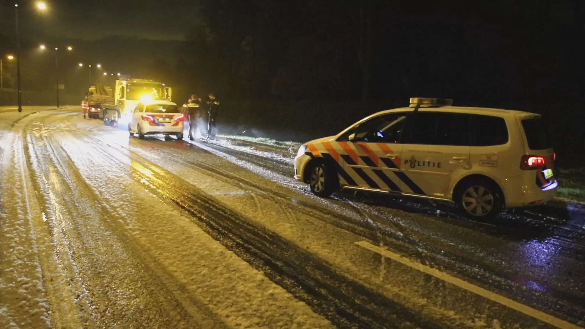 Glibberen en glijden: spekgladde wegen zorgen voor ongelukken