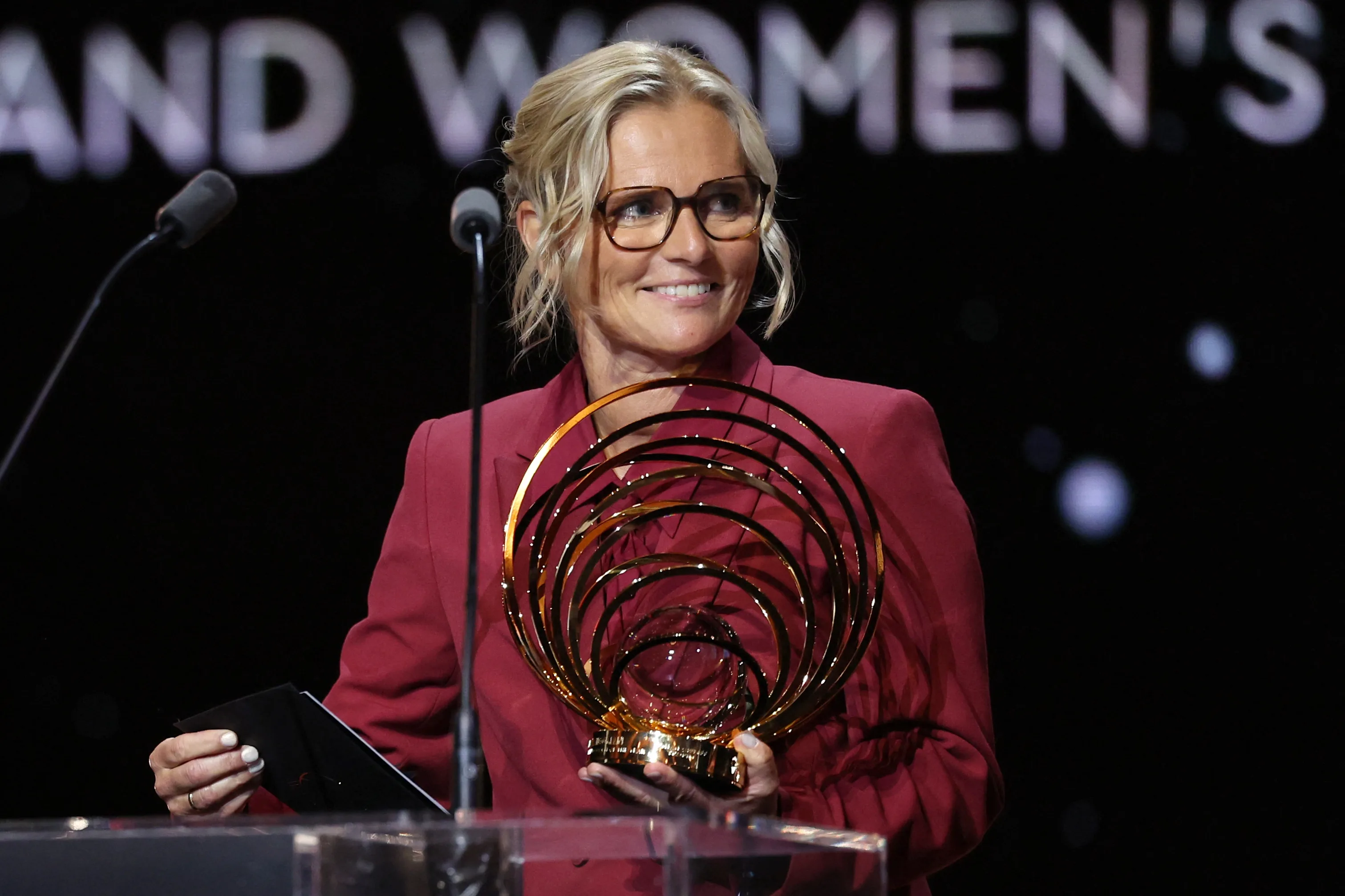 Engelse bondscoach Wiegman coach van het jaar, blijft andere Nederlander voor