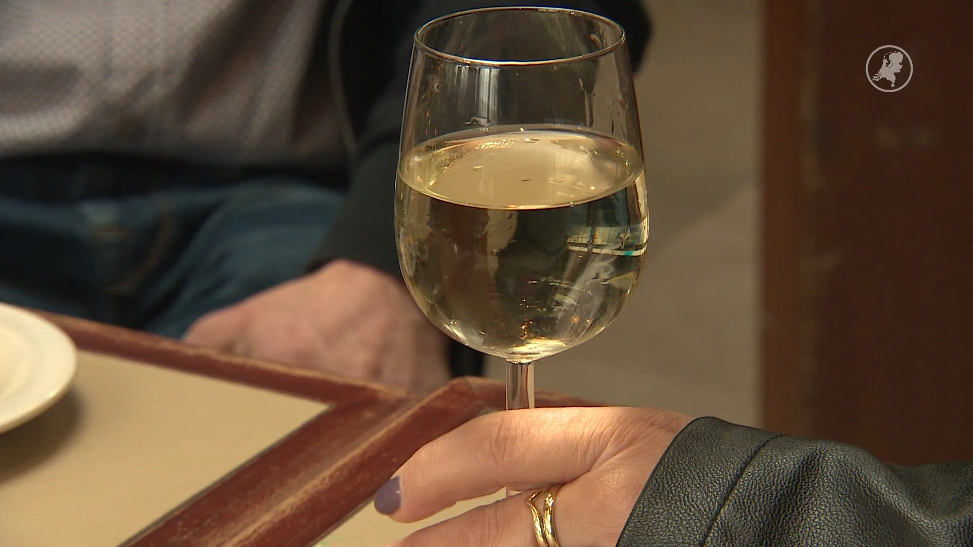 Iedereen drinkt massaal water of frisdrank in plaats van alcohol tijdens Dry January