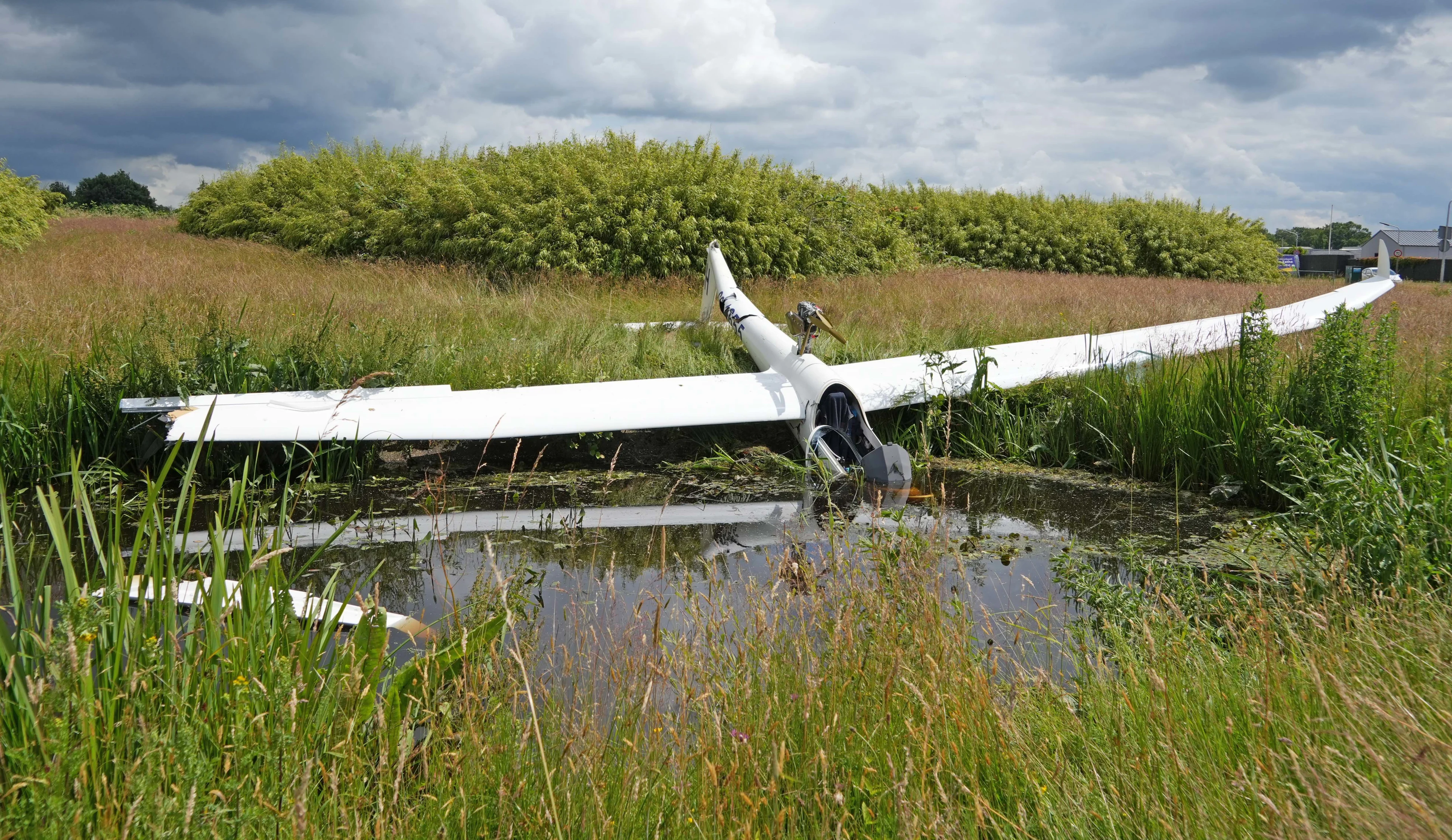 Zweefvliegtuig stort neer bij vliegveld Hoogeveen, piloot gewond