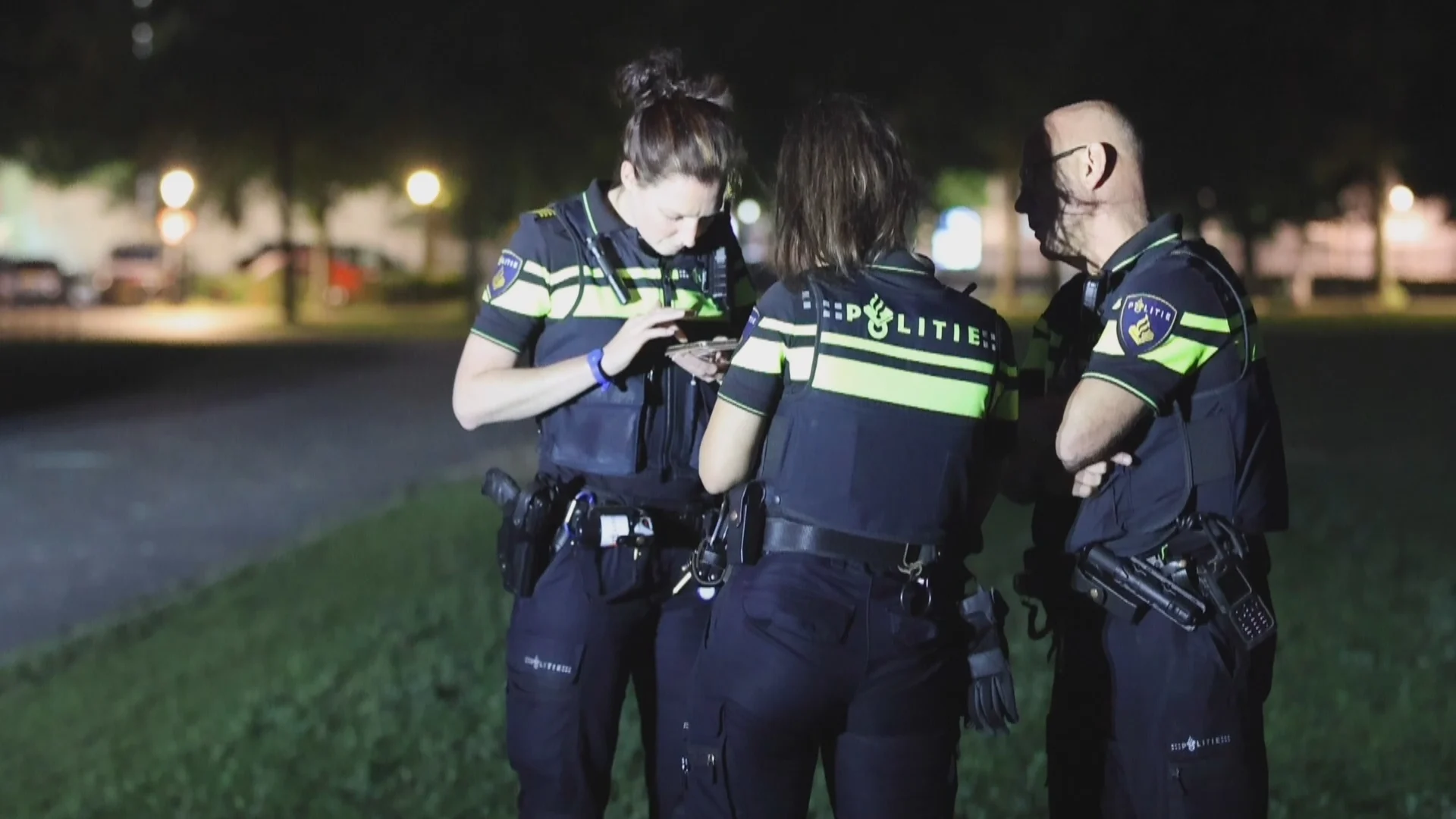 Politie Den Haag neemt stoepkrijt in beslag van coronabetogers bij Malieveld