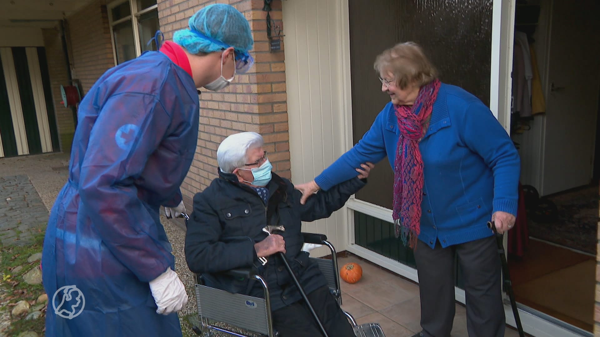 Tigo en Arnee (19) vervoeren vrijwillig patiënten en zijn rots in de branding voor ambulancezorg