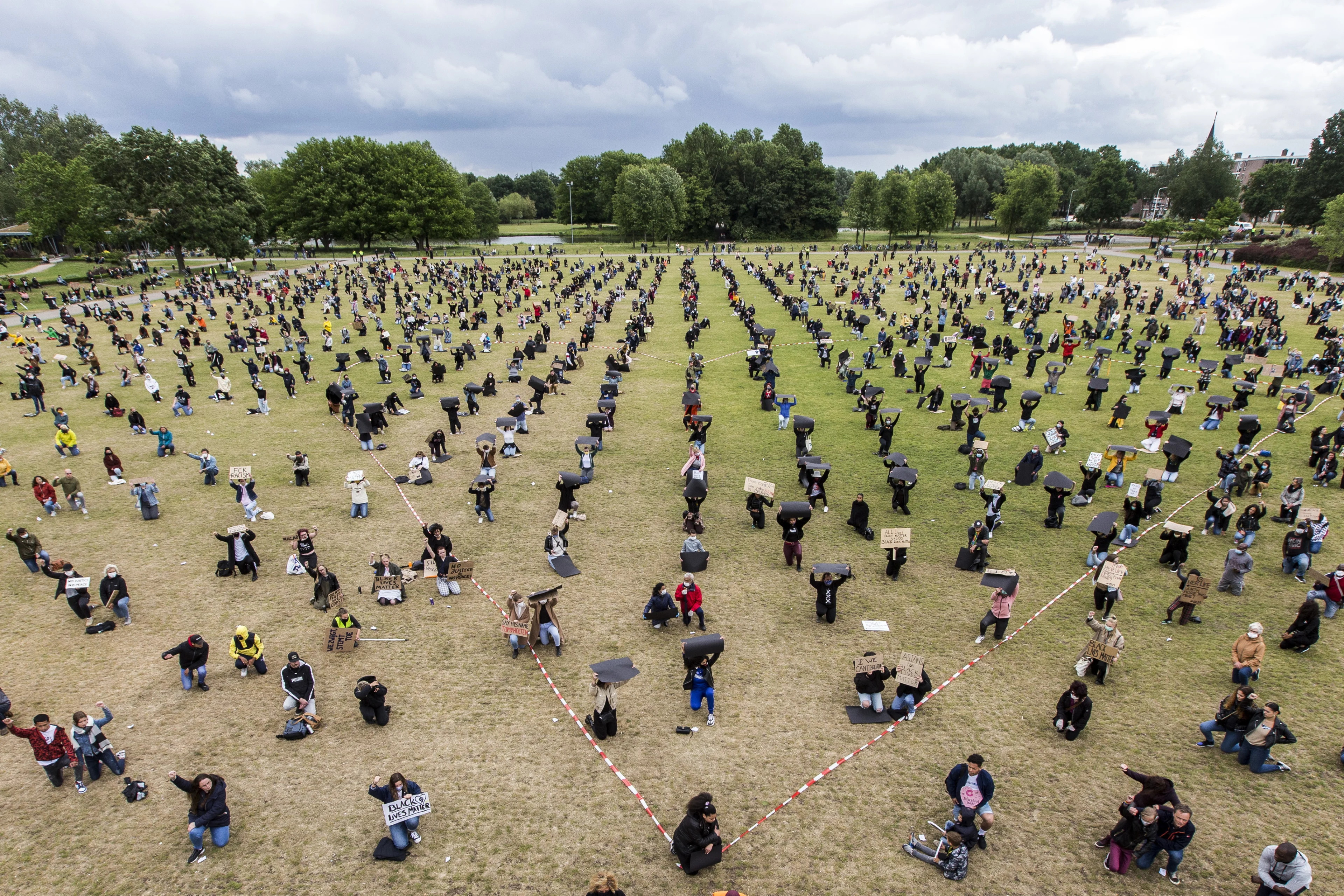 Honderden betogers zij aan zij in Zwolle bij manifestatie tegen racisme