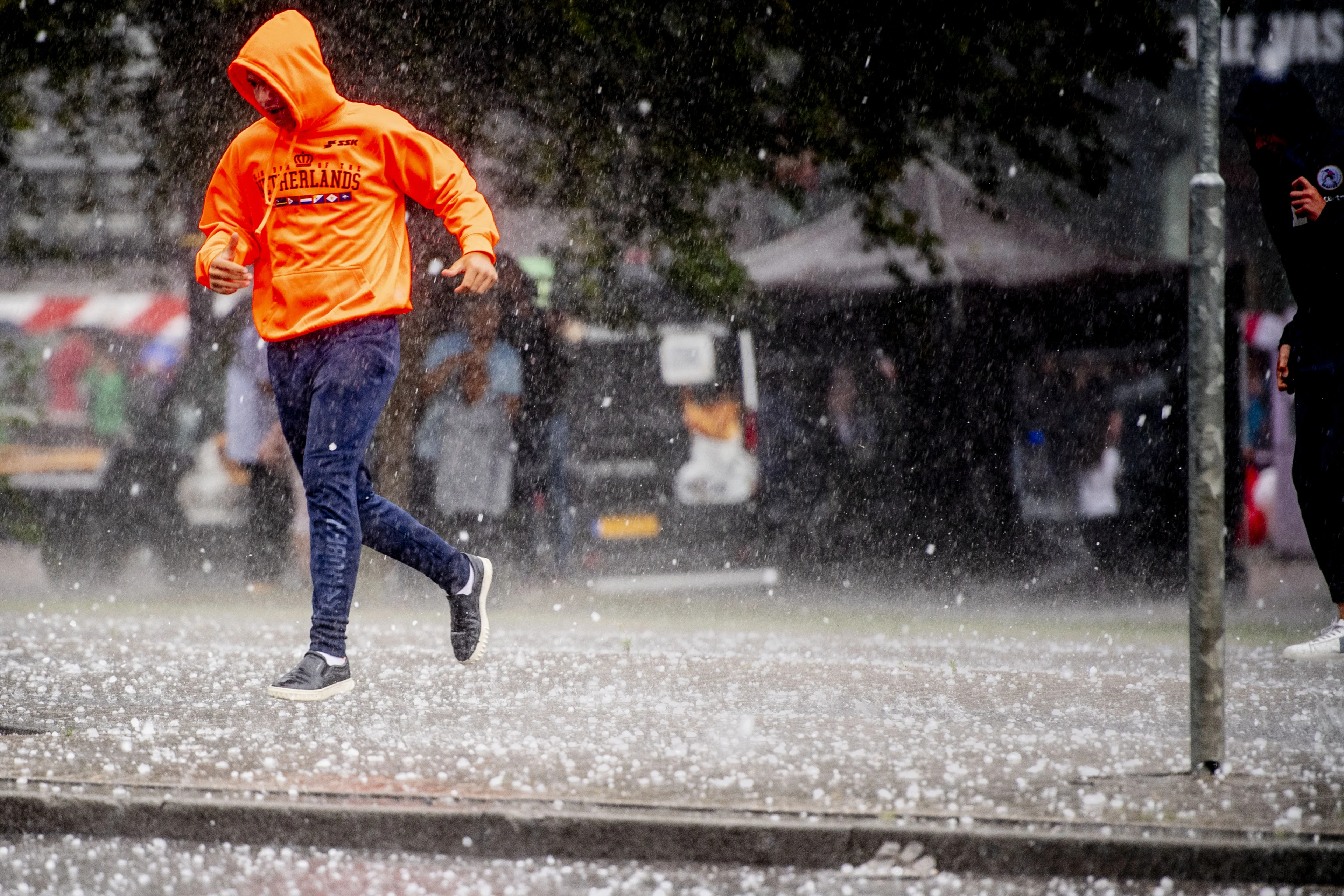 Code geel voor deel van het land, kans op hagelstenen van 2 centimeter