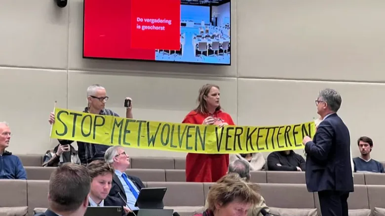 Vergadering provincie Utrecht onderbroken door protest tegen doden wolf