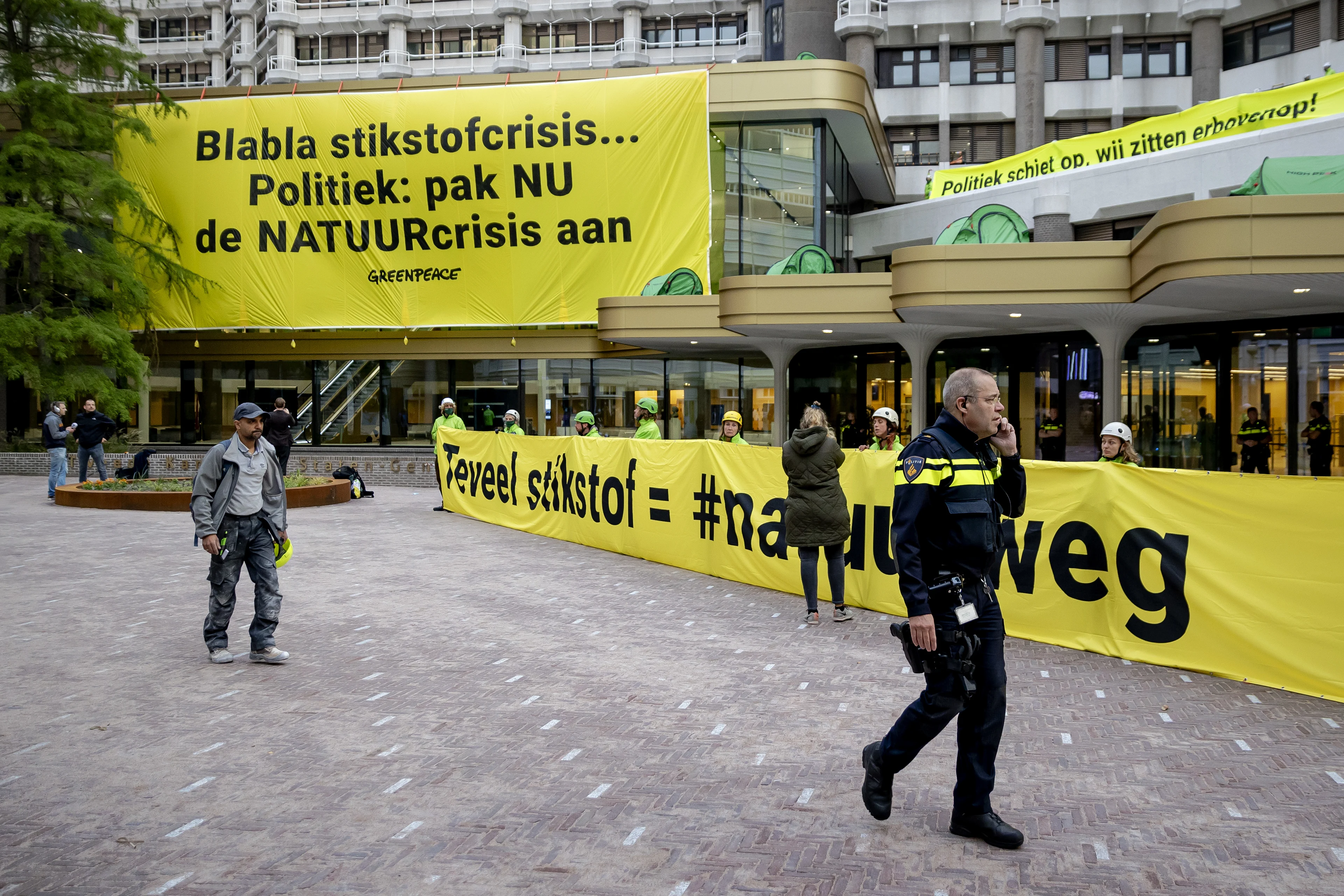 Greenpeace-activisten op dak van nieuwe Tweede Kamer geklommen