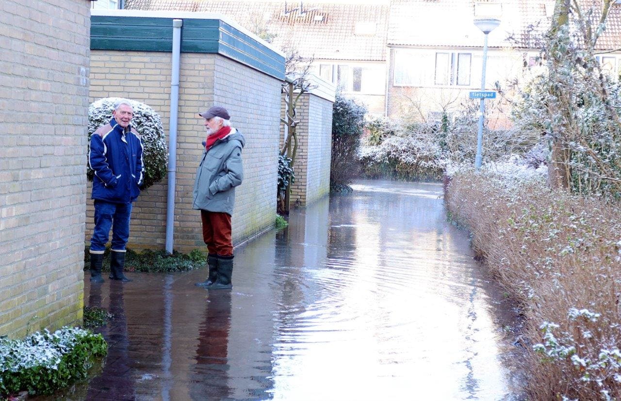 Wijk in Den Bosch deels onder water door gesprongen waterleiding