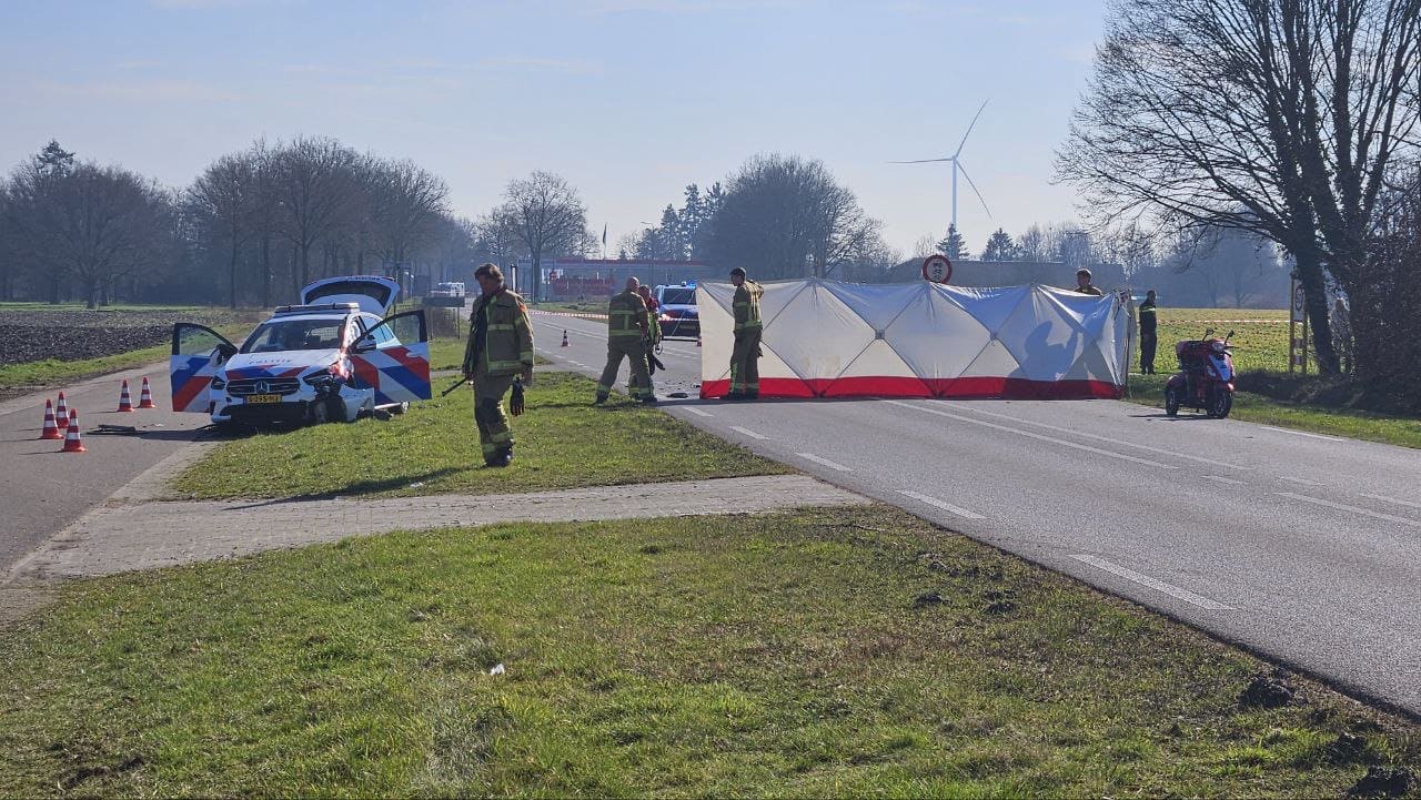 Politieauto botst op scootmobiel in Winterswijk: bestuurder overleden