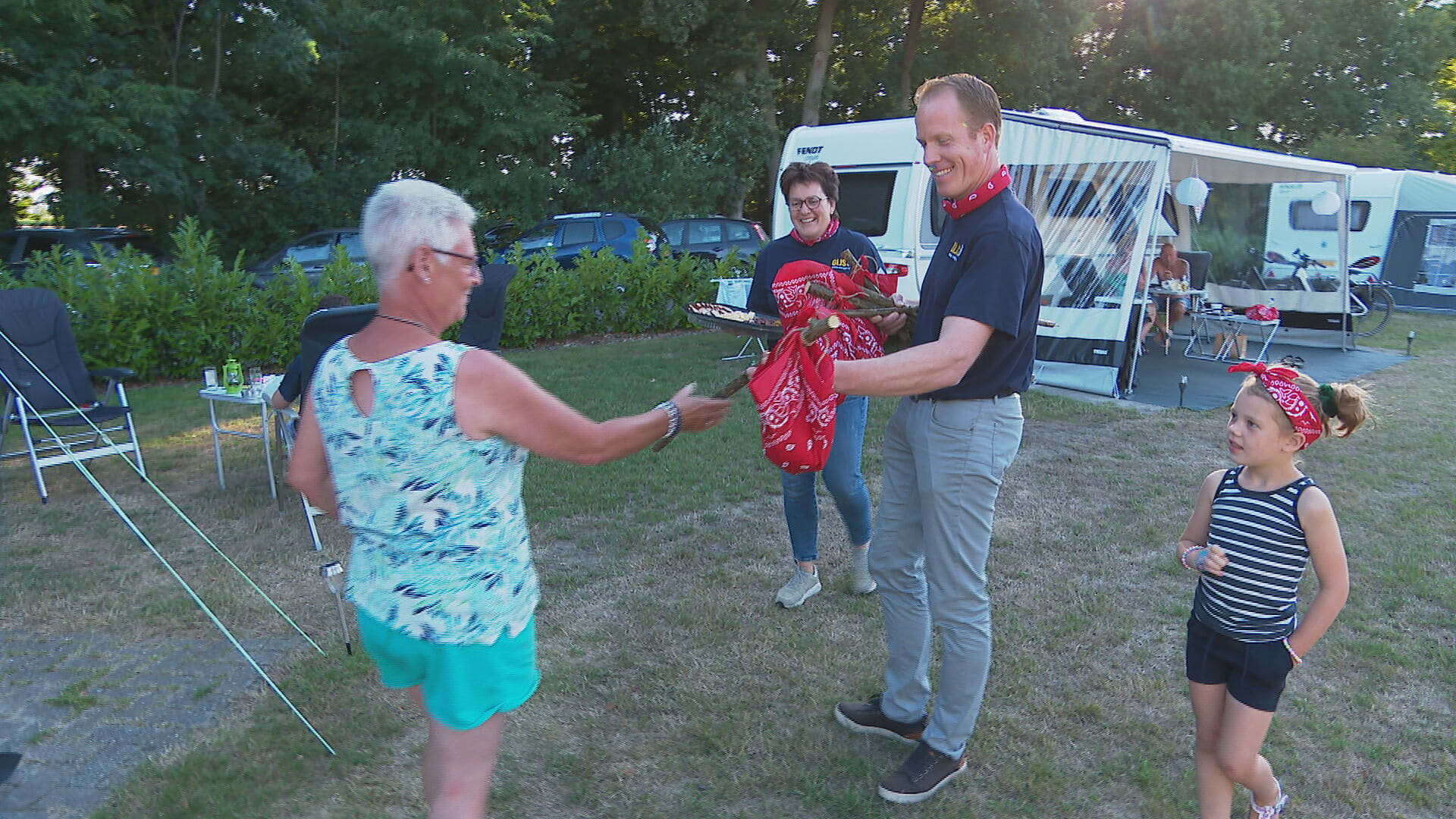 Publieksvriendelijke boerenactie: knapzakken met verrassende zuivelproducten uitgedeeld