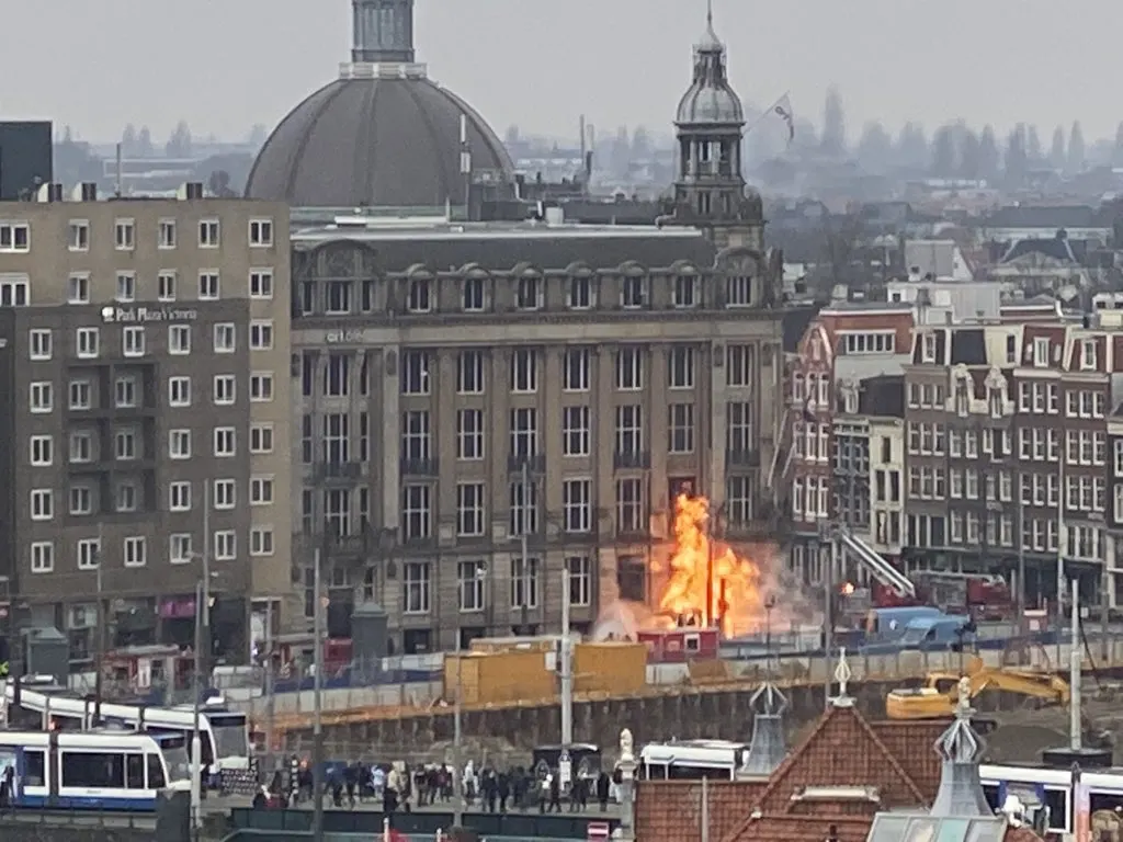 Grote brand in centrum van Amsterdam, vuur is inmiddels gedoofd