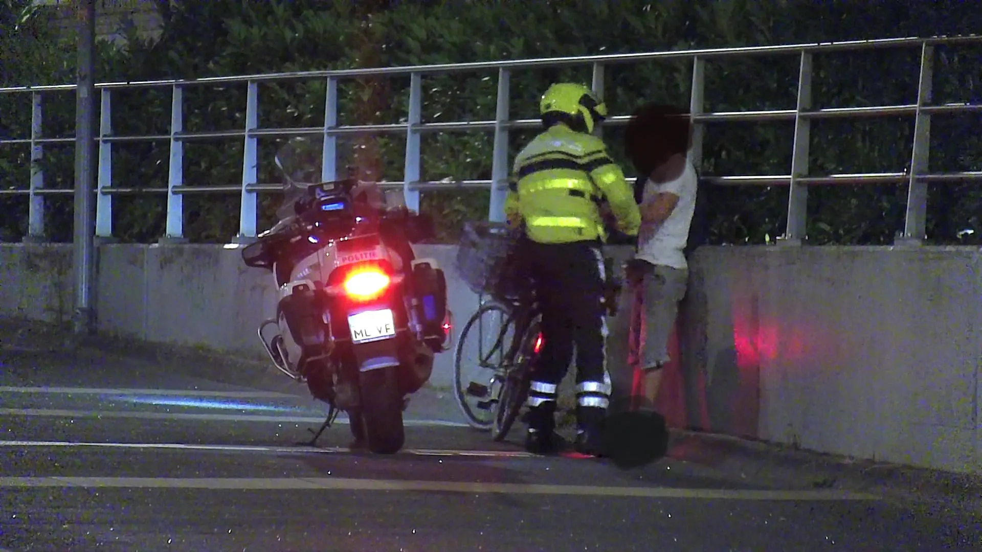 Voortvluchtige loopt tegen de lamp door rijden zonder licht