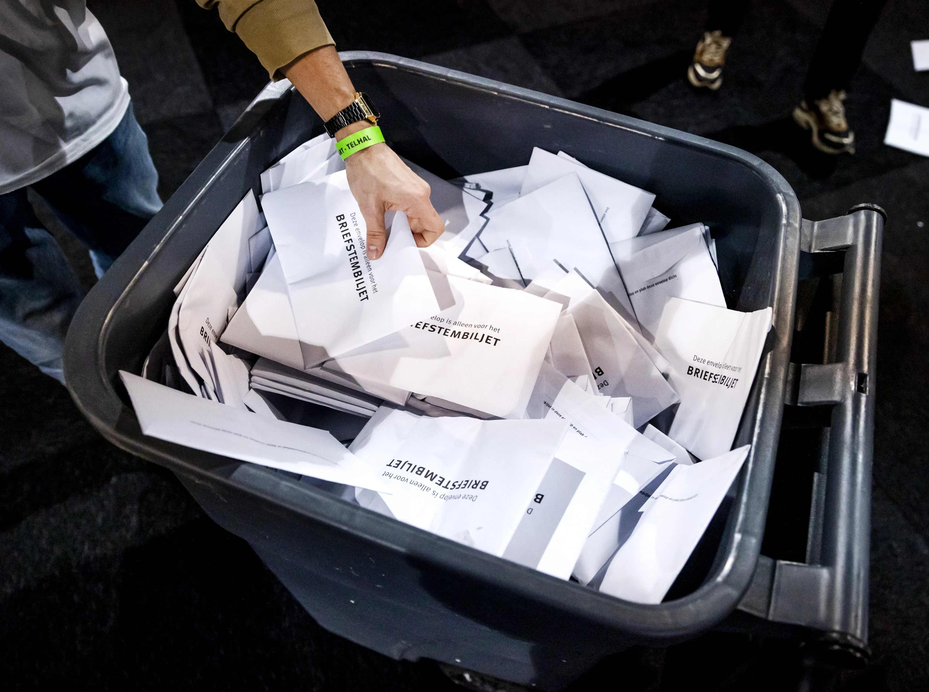 Cruciale stemmen uit buitenland pas maandag geteld