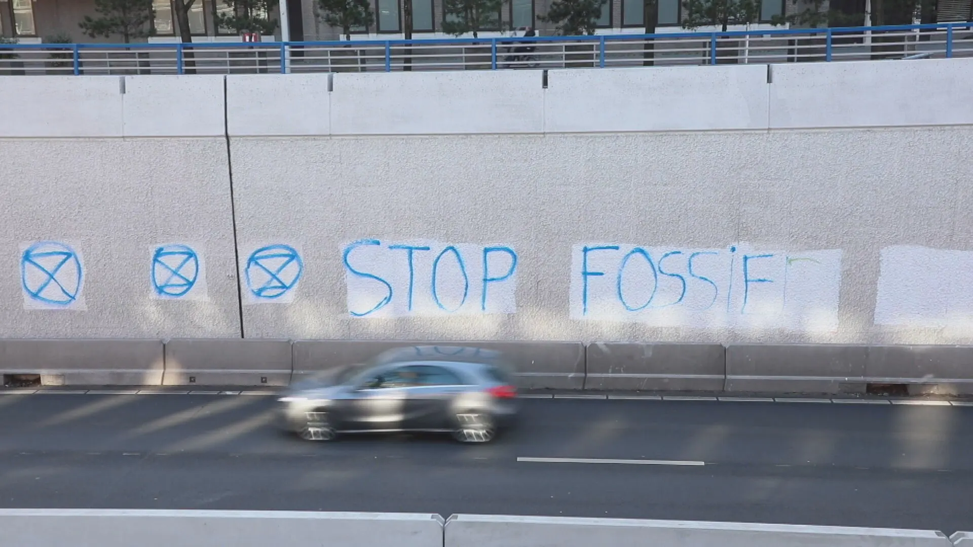 Vijf klimaatactivisten opgepakt voor bekladden tunnelwanden A12