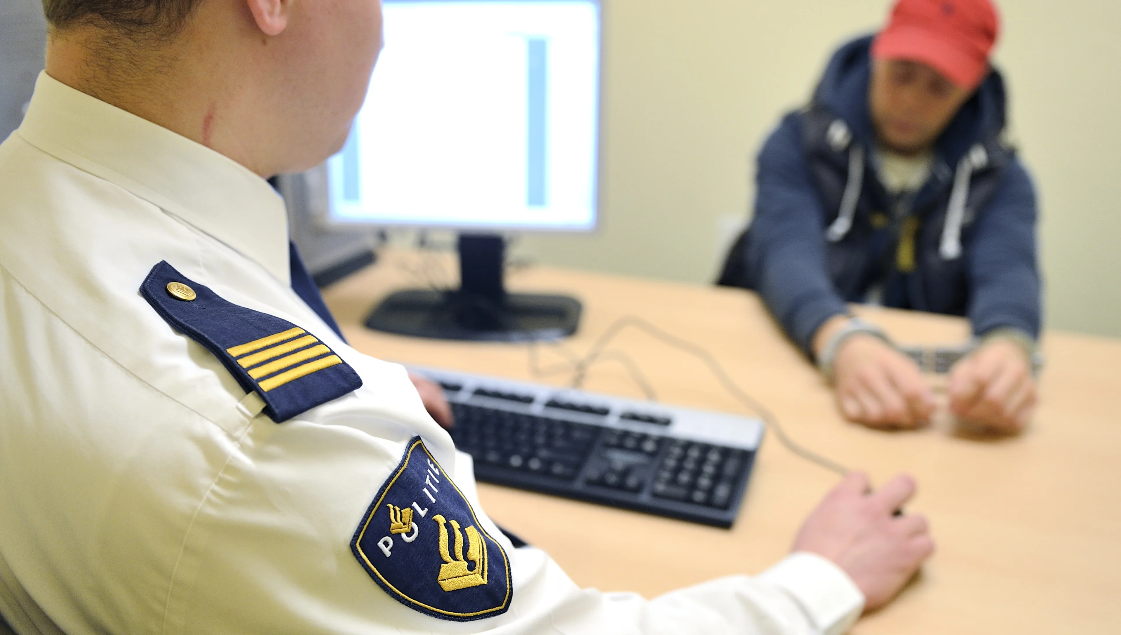 Agent door verdachte mishandeld tijdens verhoor