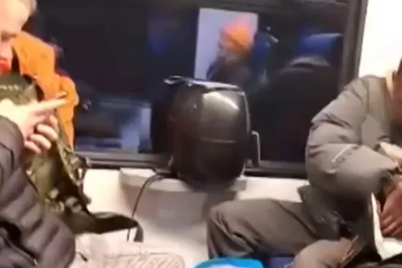 Airfryer-Izaak bakt kaassoufflés in de trein: 'Ik had gewoon een beetje trek'