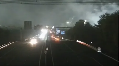 Snelweg A67 dicht vanwege brand bij schoonmaakbedrijf in Venlo