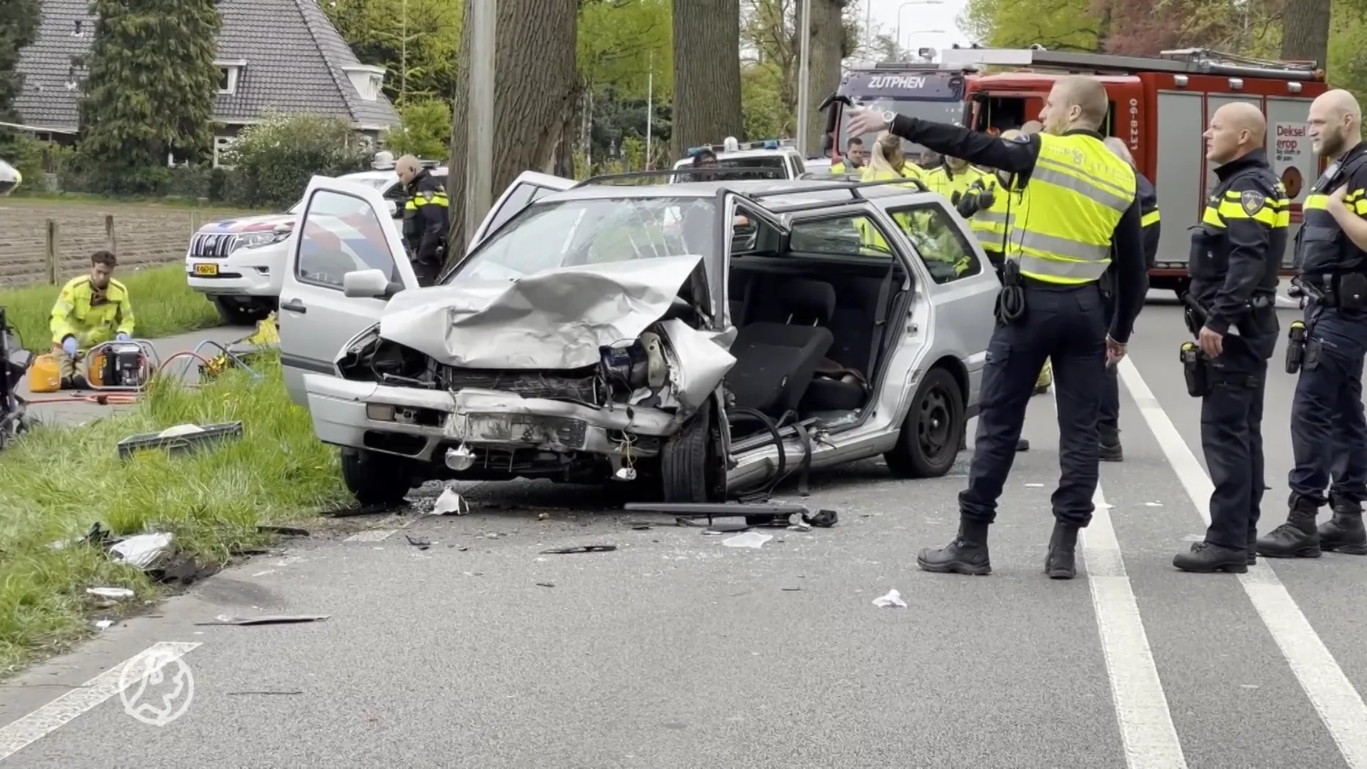 Auto vliegt in brand na heftige frontale botsing op N348, vier ernstig gewonden