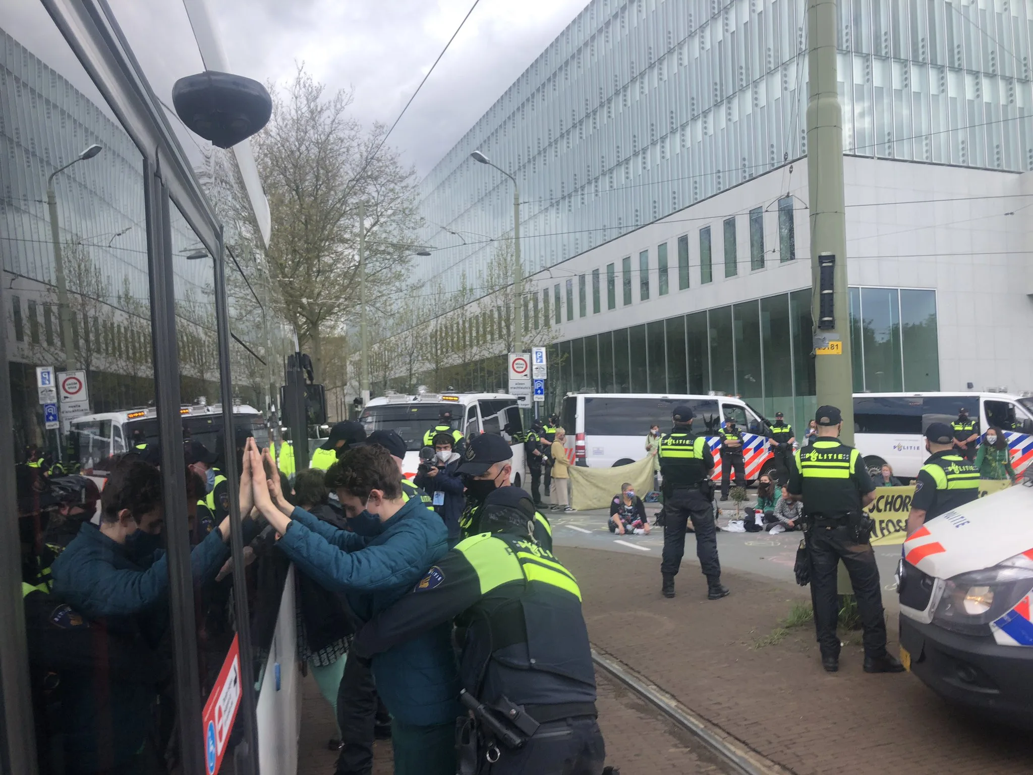 Politie heeft handen vol aan Extinction Rebellion-actievoerders: tientallen demonstranten aangehouden in Den Haag