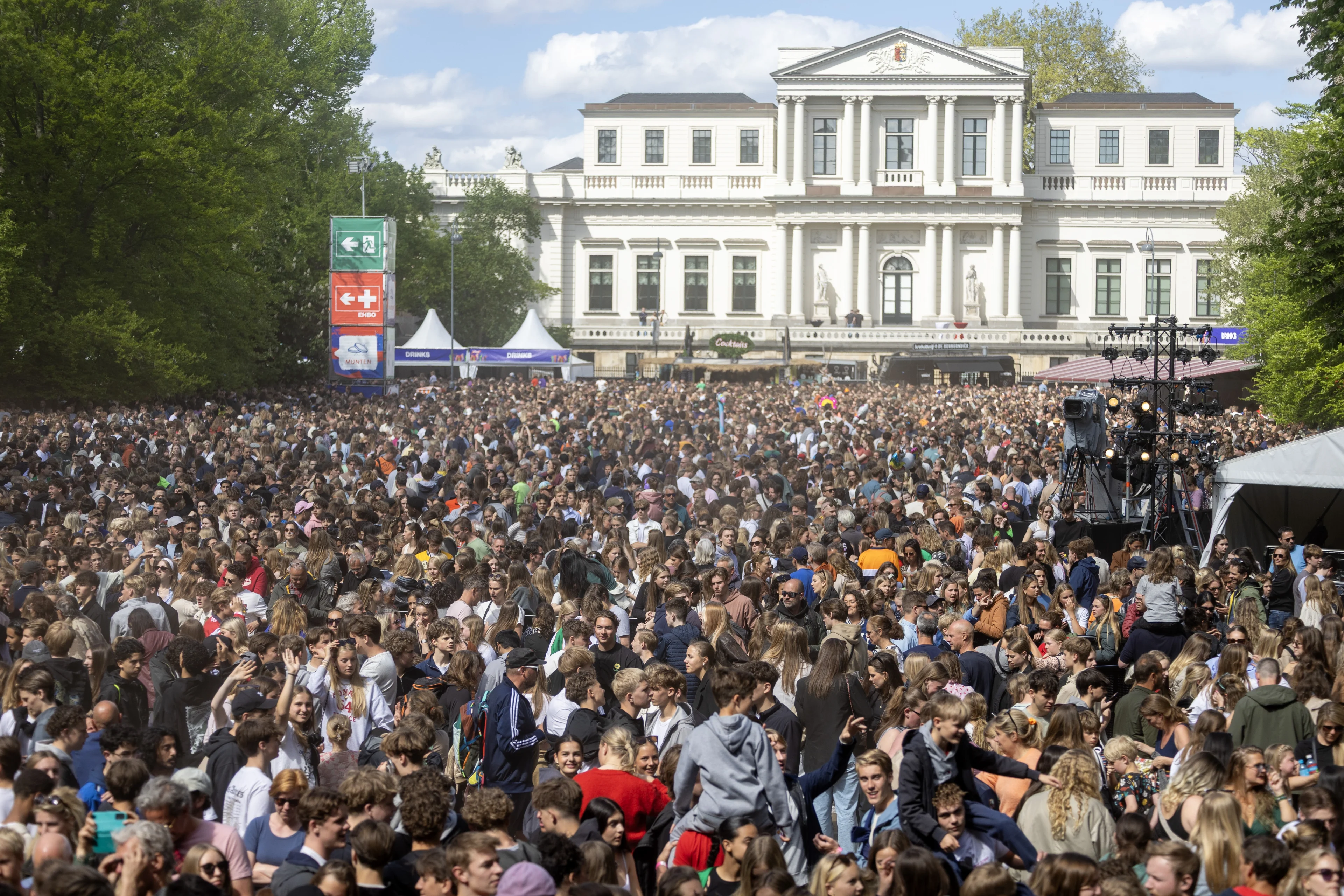 Bevrijdingspop Haarlem overvol: bezoekers in de verdrukking