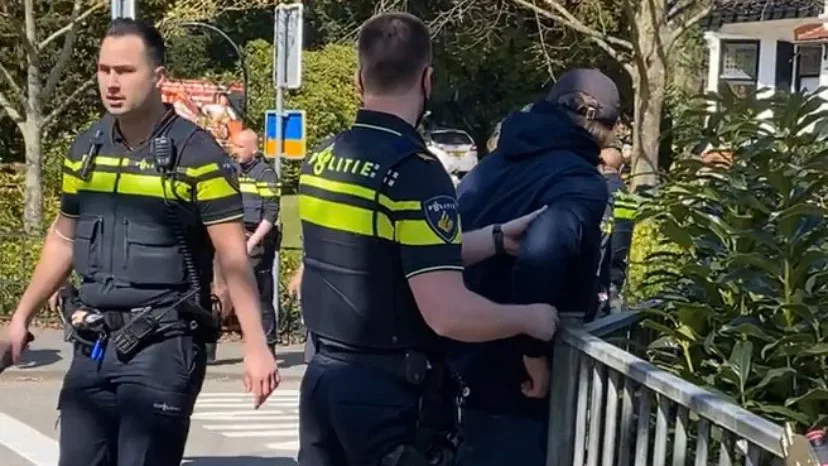 Dronken jongeren raken slaags met politie bij examenfeest in Bussum, rector doet aangifte