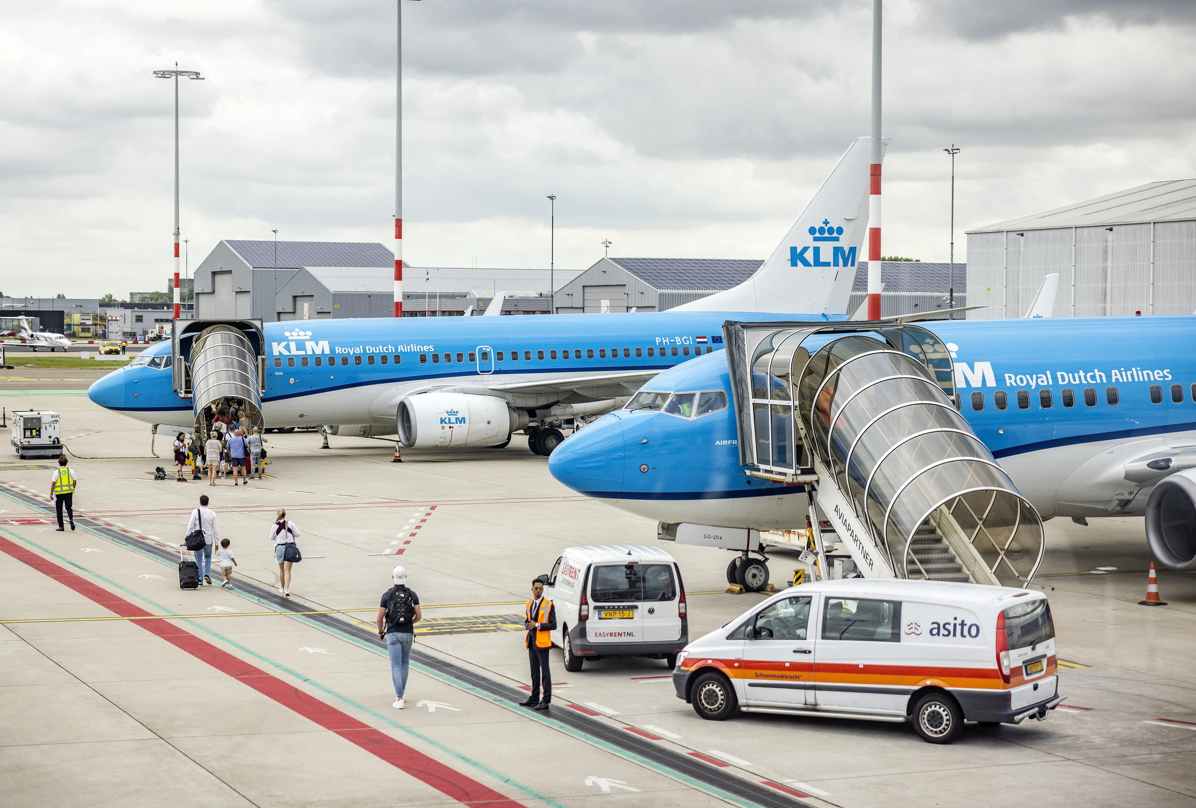 KLM schrapt gratis broodje kaas en alcohol op Europese vluchten