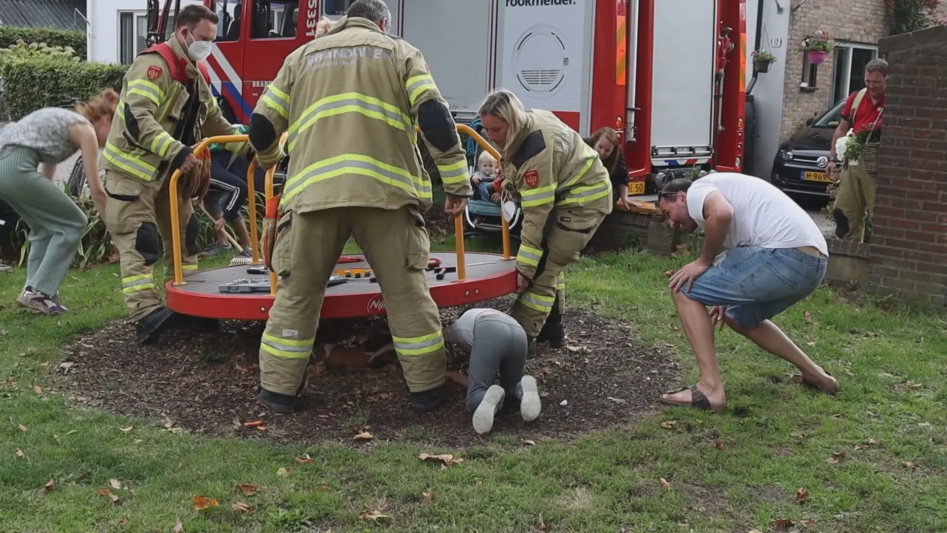 Cavia wurmt zichzelf in lastig parket, brandweer zet reddingsactie op poten