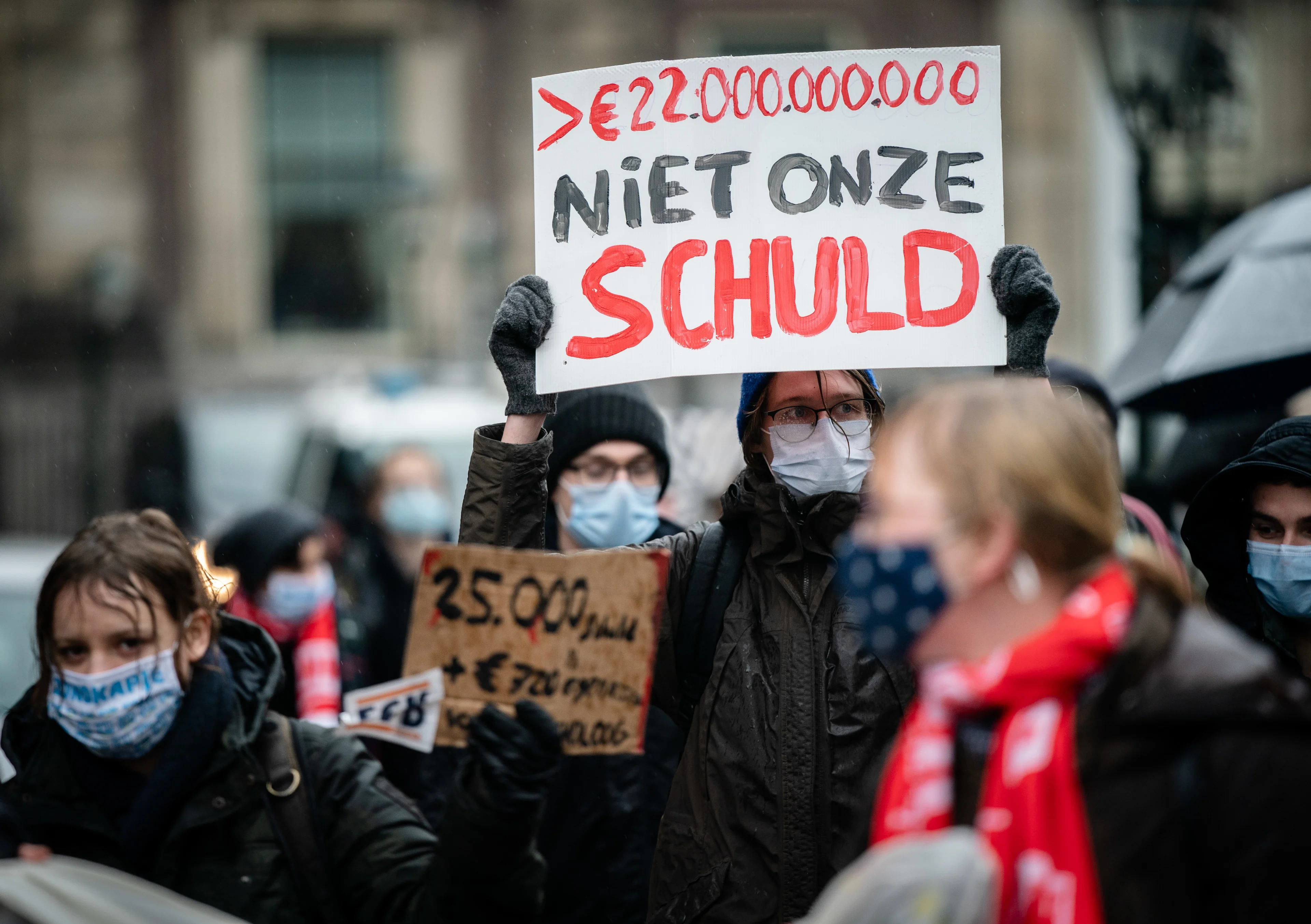 Duizenden studenten de straat op voor compensatieprotest leenstelsel: 'Onrustig door schulden'