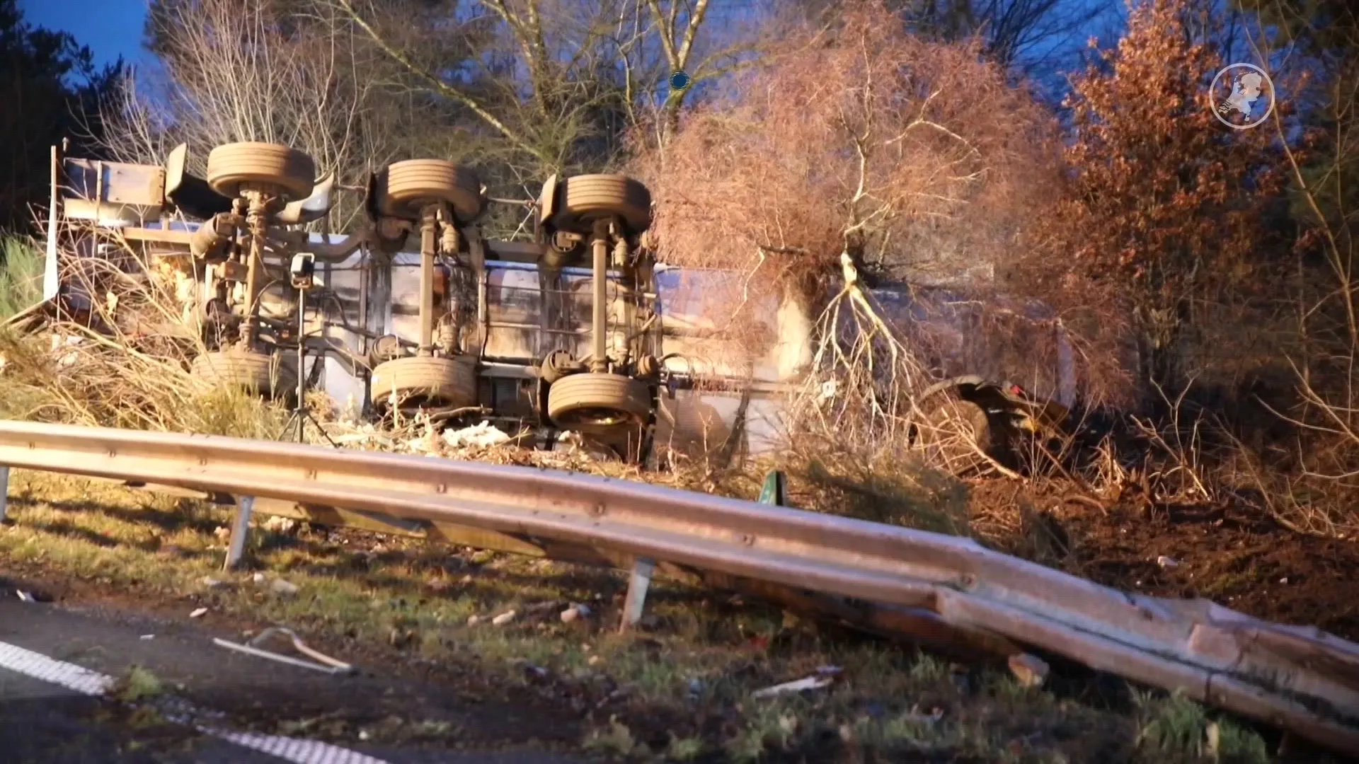 Vrachtwagen op kant na zwaar ongeluk op A50, weg dicht