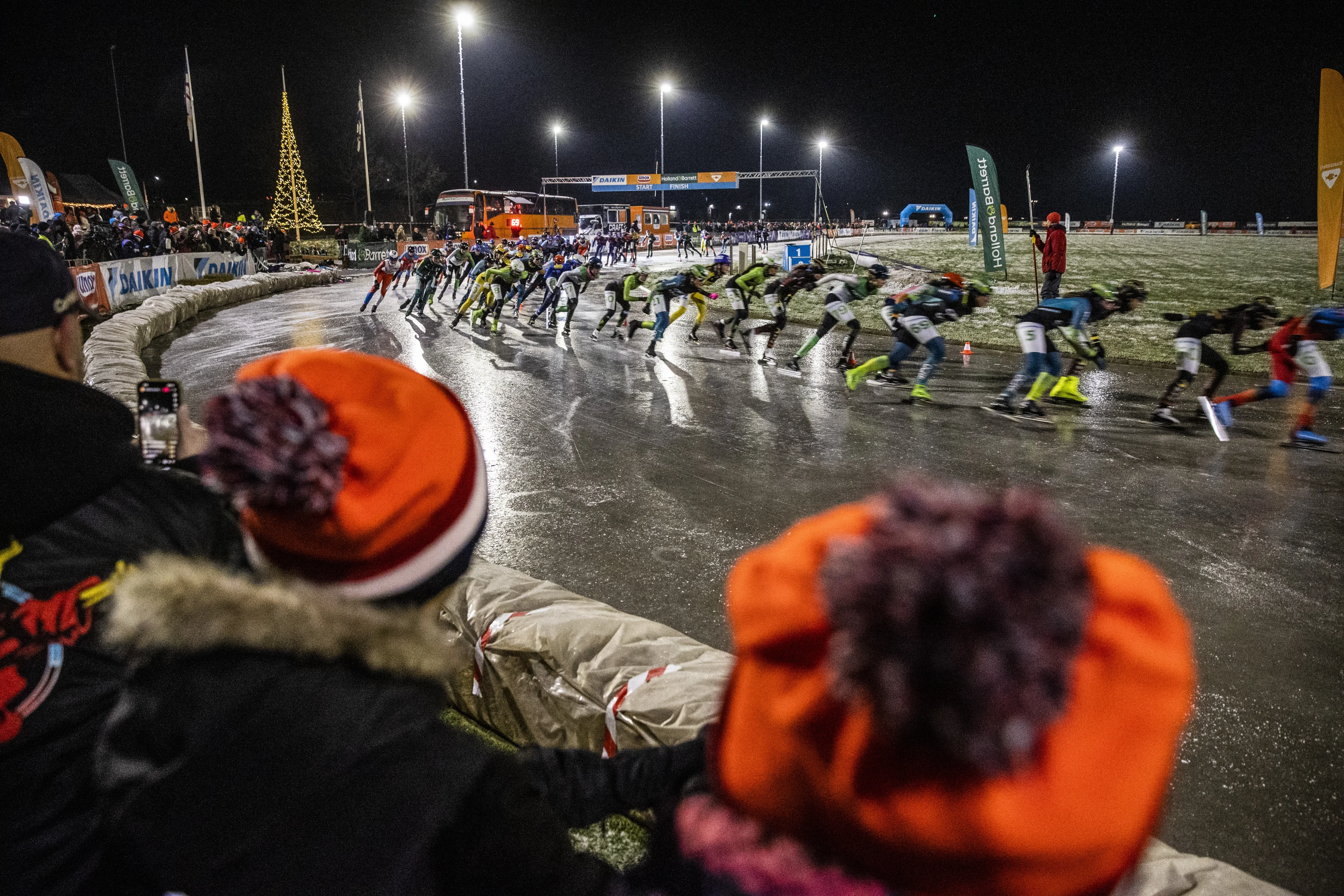 Schaatsers Hekman en Verweij winnen eerste marathon op natuurijs in Burgum