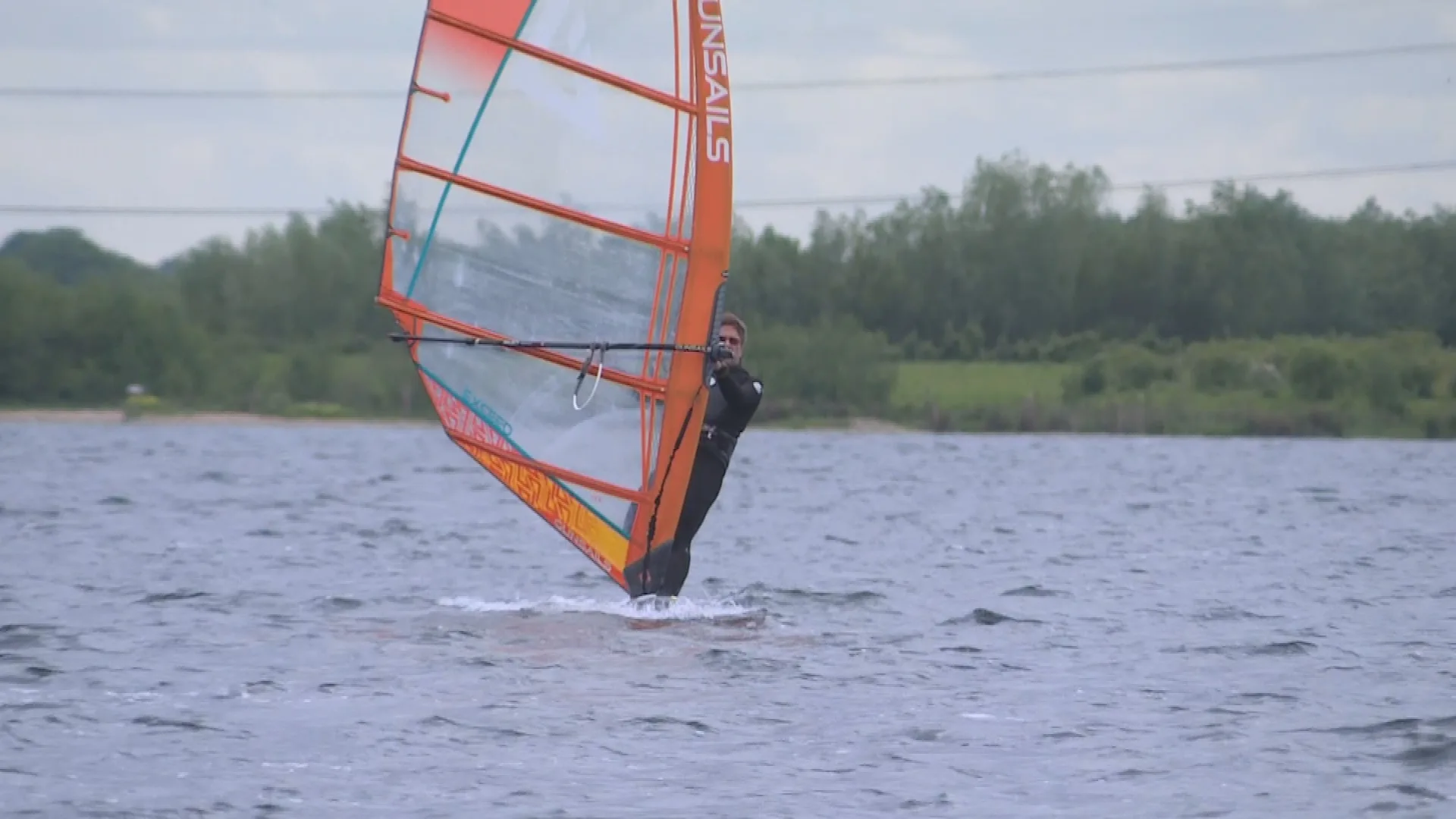 Windsurfers maken zich grote zorgen om veiligheid water: 'We raken het vertrouwen in de politiek kwijt' 