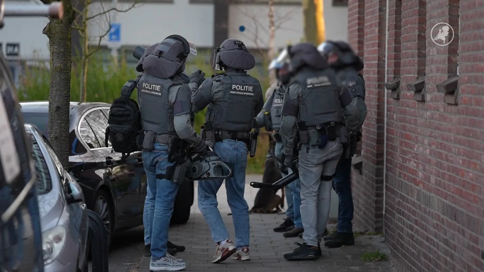 Speciaal team verricht arrestatie in woning Eindhoven, meerdere knallen te horen