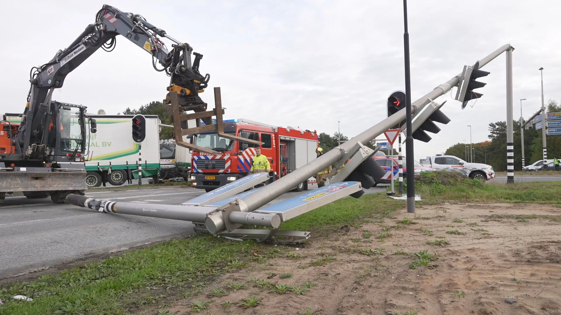 Ravage in Oss: vrachtwagen rijdt stoplicht uit de grond na botsing