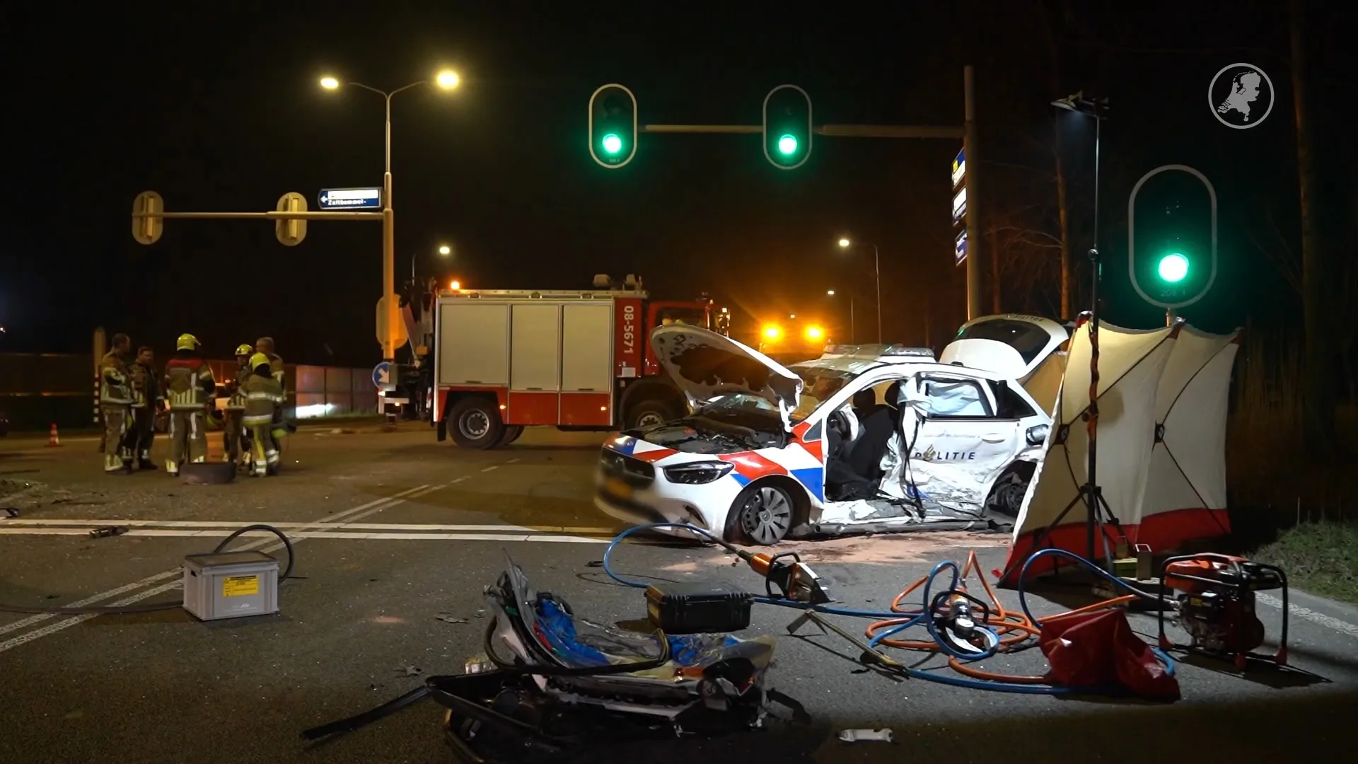 Drie zwaargewonden bij botsing tussen politiewagen en auto in Zaltbommel